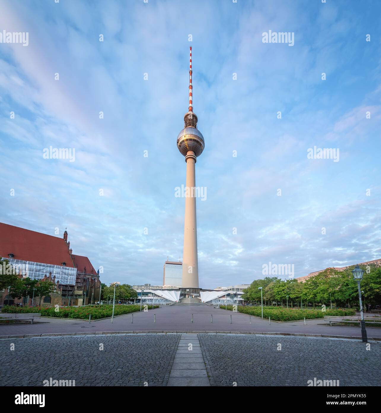 Fernsehturm Papst-Rache-Effekt mit Sonnenschein in Form eines Kreuzes - Berlin Stockfoto