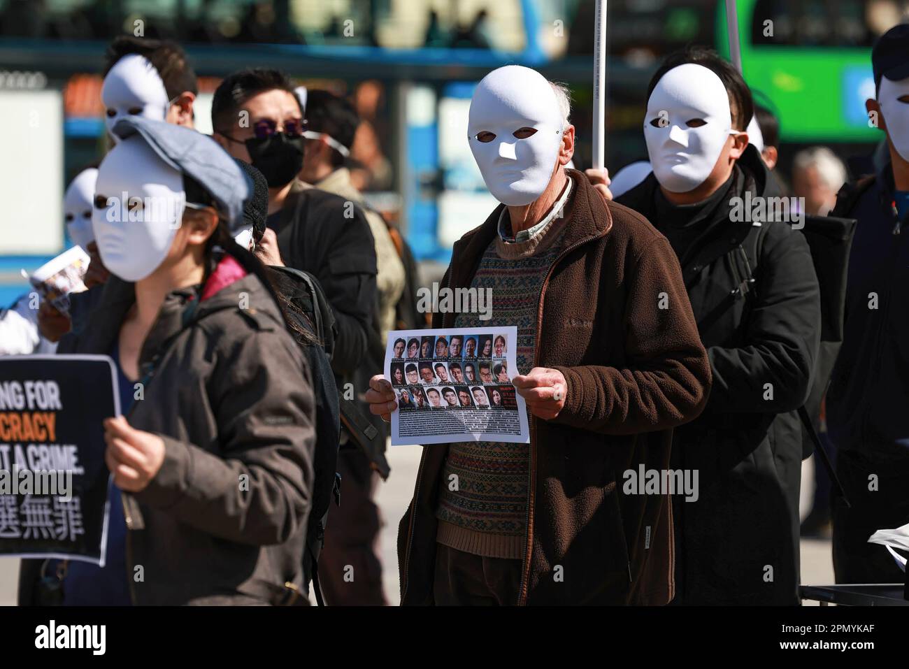 Bristol, Großbritannien. 15. April 2023. Die Demonstranten tragen während der Demonstration Masken, während sie Plakate halten. Die Menschen in Hongkong im Vereinigten Königreich unterstützen den Fall Hongkong 47 stillschweigend. (Foto: Wong Yat HIM/SOPA Images/Sipa USA) Guthaben: SIPA USA/Alamy Live News Stockfoto