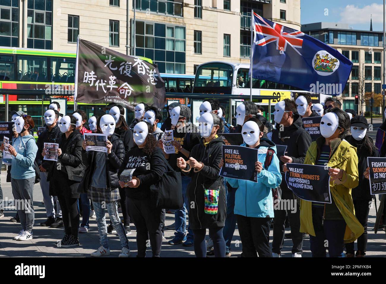 Bristol, Großbritannien. 15. April 2023. Demonstranten tragen während des Protestes Masken, während sie Plakate halten. Die Menschen in Hongkong im Vereinigten Königreich unterstützen den Fall Hongkong 47 stillschweigend. (Foto: Wong Yat HIM/SOPA Images/Sipa USA) Guthaben: SIPA USA/Alamy Live News Stockfoto