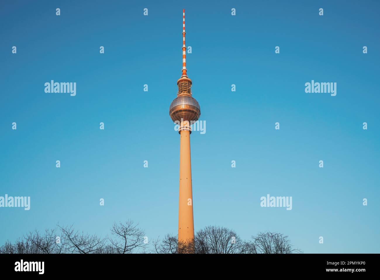 Fernsehturm bei Sonnenuntergang - Berlin, Deutschland Stockfoto