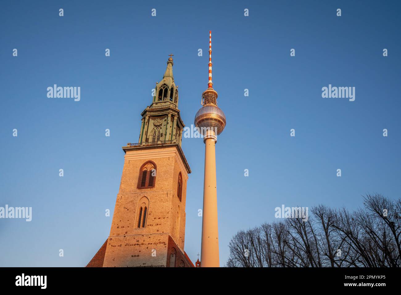 St. Mary Kirche und Fernsehturm bei Sonnenuntergang - Berlin, Deutschland Stockfoto