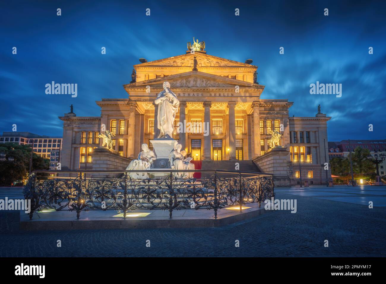 Schiller-Denkmal und Berliner Konzerthalle am Gendarmenmarkt bei Nacht (Skulptur des Reinhold Begas, 1869) - Berlin, Deutschland Stockfoto