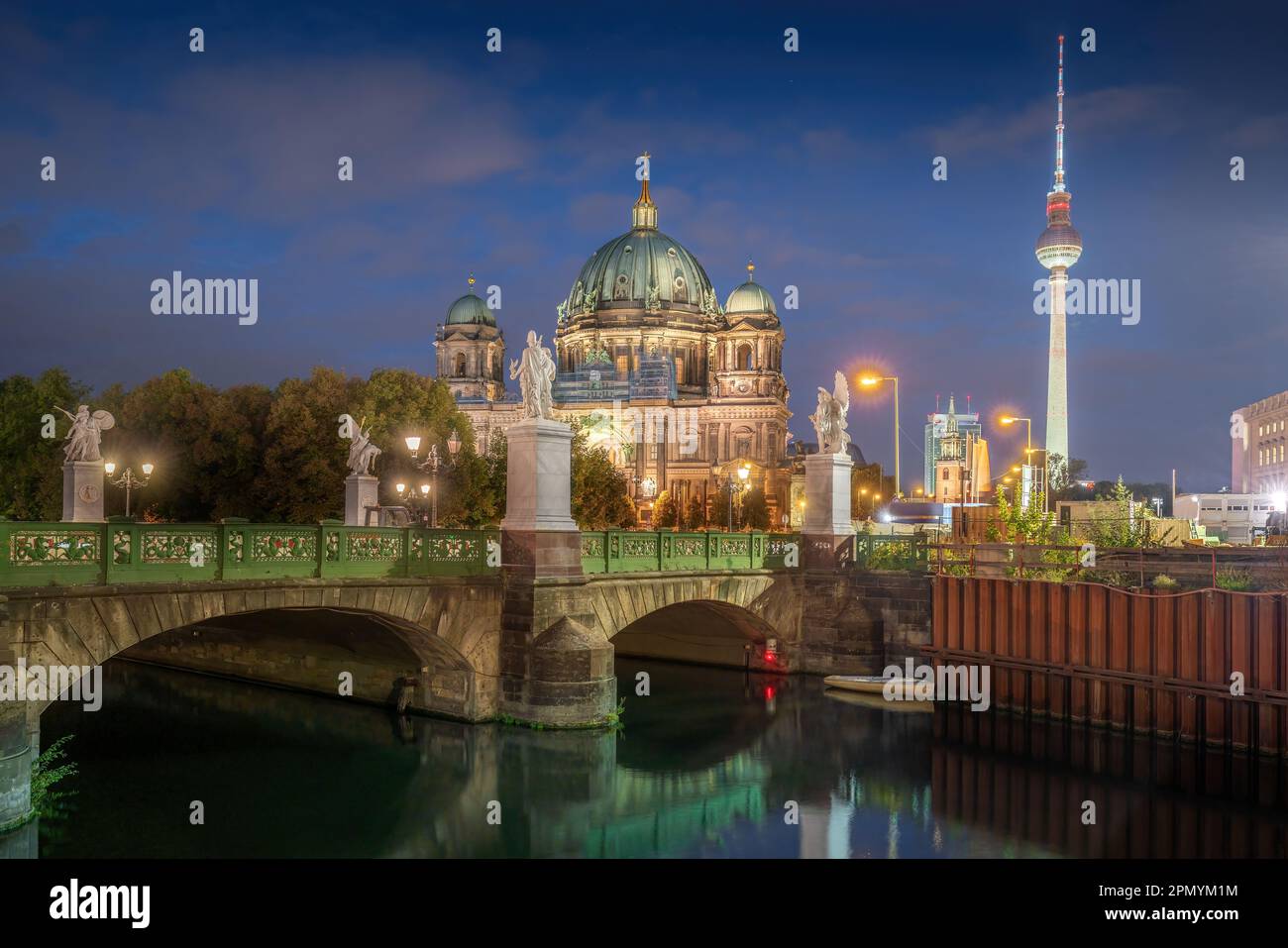Schlossbrücke mit Berliner Dom und Fernsehturm bei Nacht - Berlin Stockfoto