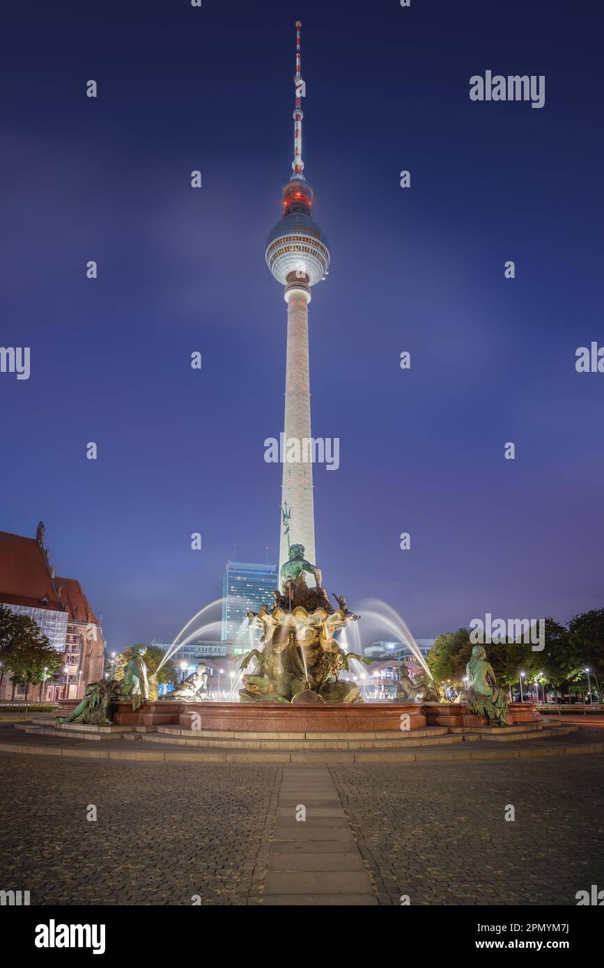 Fernsehturm bei Nacht und Neptunbrunnen - Berlin, Deutschland Stockfoto