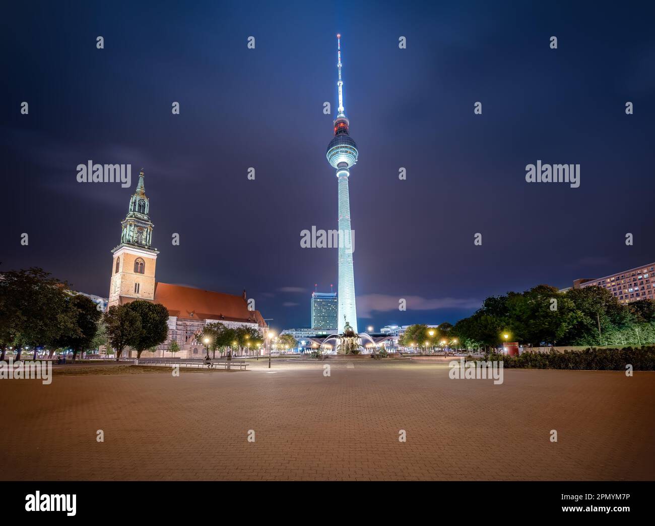 Fernsehturm und St. Marienkirche bei Nacht - Berlin, Deutschland Stockfoto