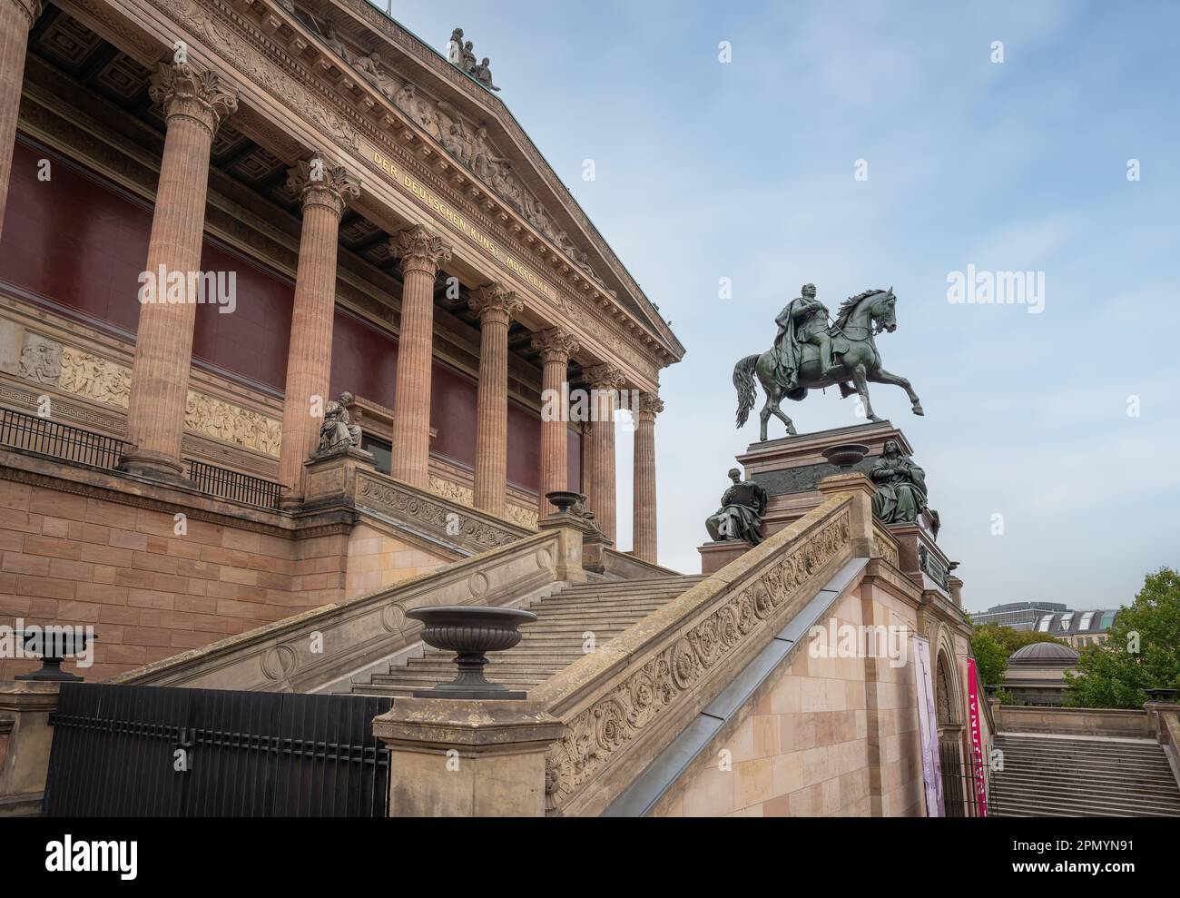 Friedrich-Wilhelm-IV-Statue vor der Alten Nationalgalerie auf der Museumsinsel Berlin Stockfoto