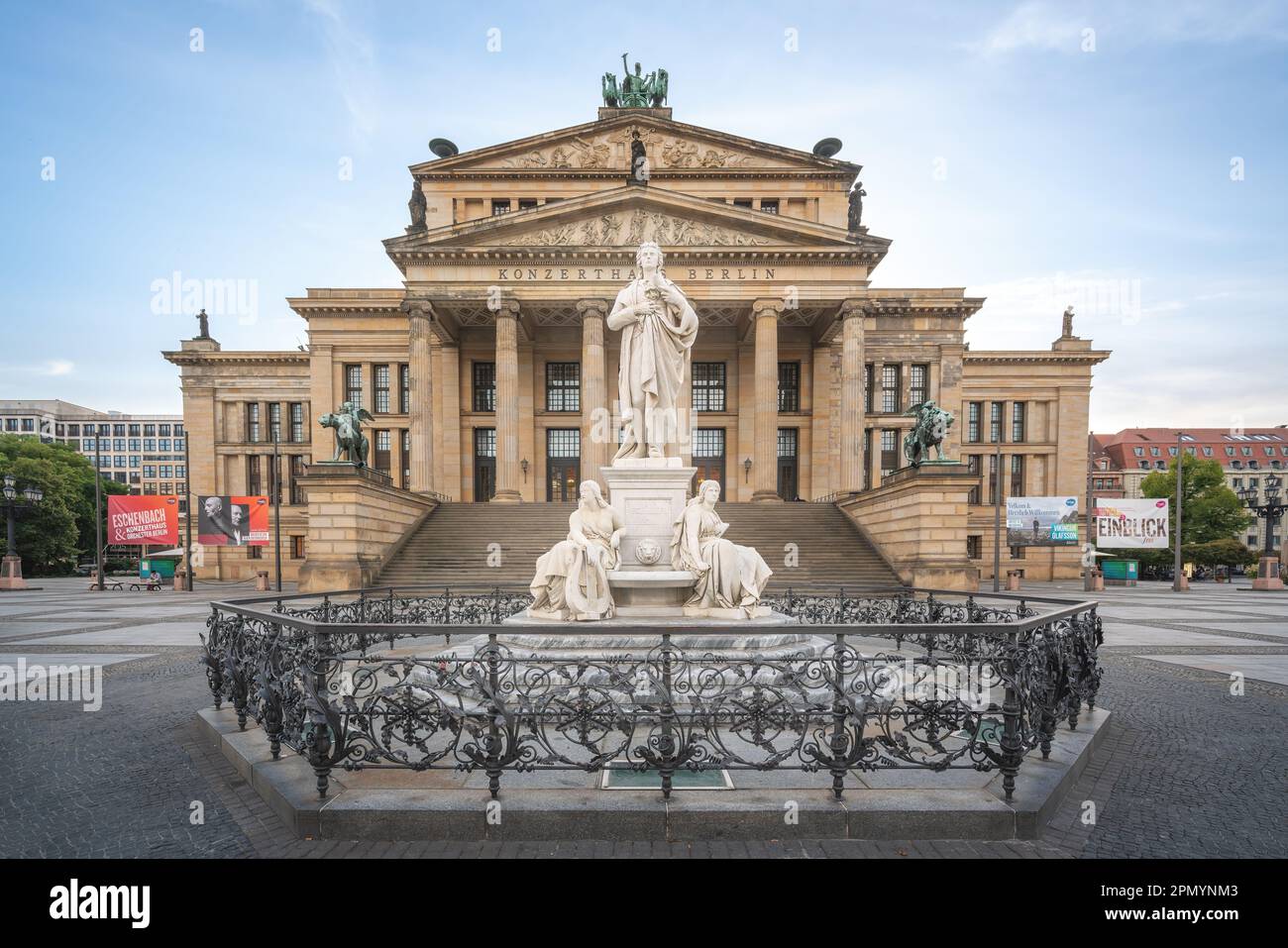 Schiller-Denkmal vor der Berliner Konzerthalle am Gendarmenmarkt - Berlin Stockfoto