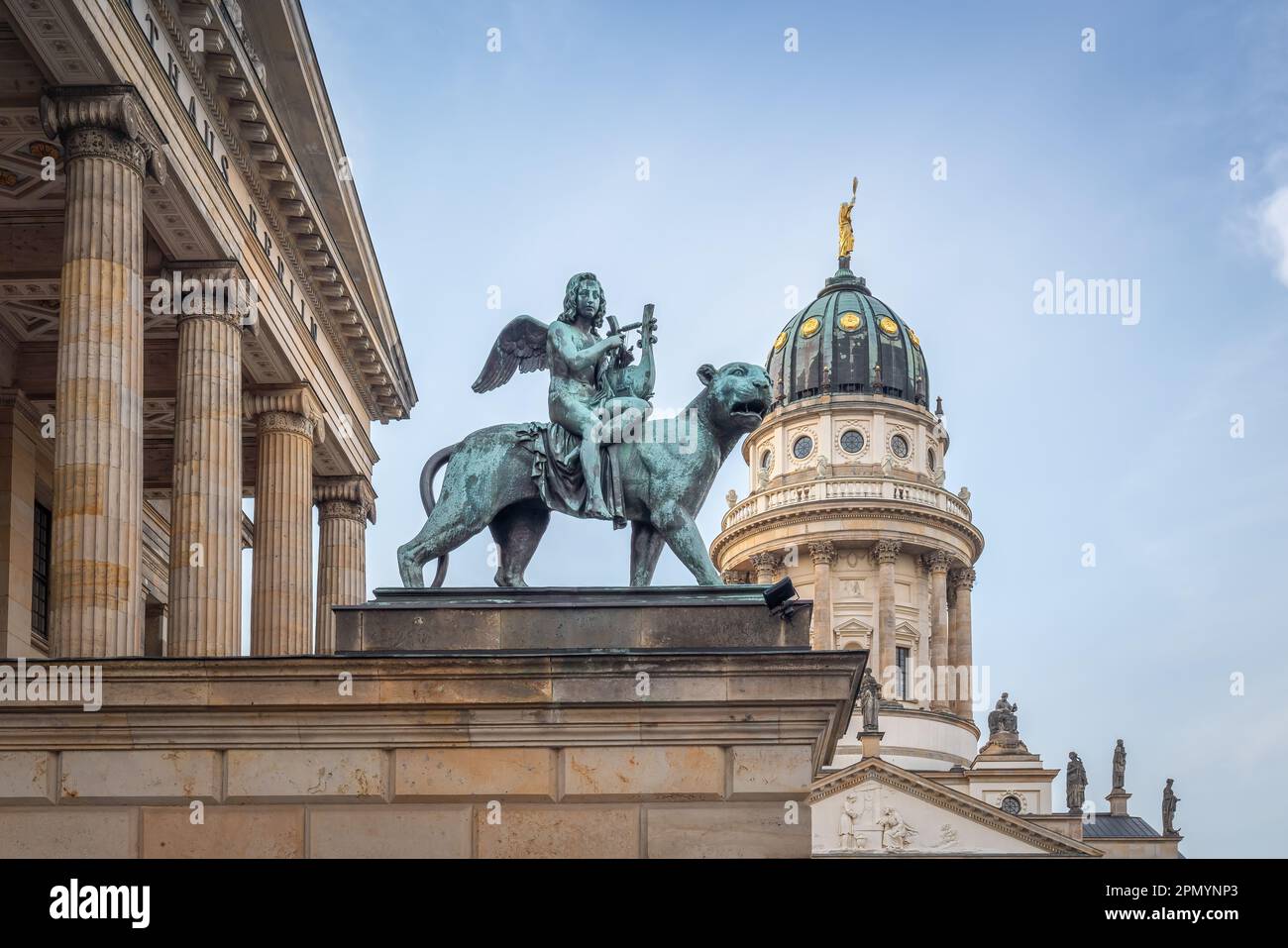 Panther mit Genie der Musik Skulptur vor der Berliner Konzerthalle am Gendarmenmarkt - Berlin Stockfoto