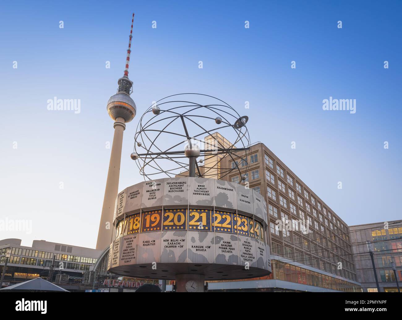 Weltzeituhr und Fernsehturm am Alexanderplatz - Berlin Stockfoto