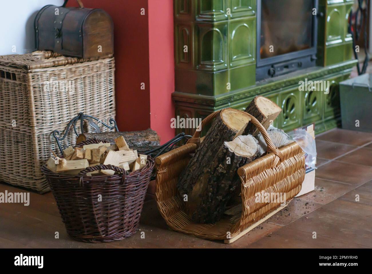 Ein Kamin und ein gefliester Ofen mit gehacktem Holz Stockfoto