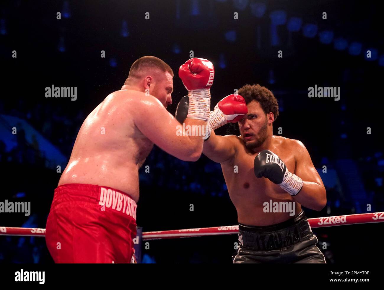 Moses Itauma (rechts) im Kampf gegen Kostiantyn Dovbyschtschenko während des Schwergewichtskampfs in der Copper Box Arena, London. Foto: Samstag, 15. April 2023. Stockfoto