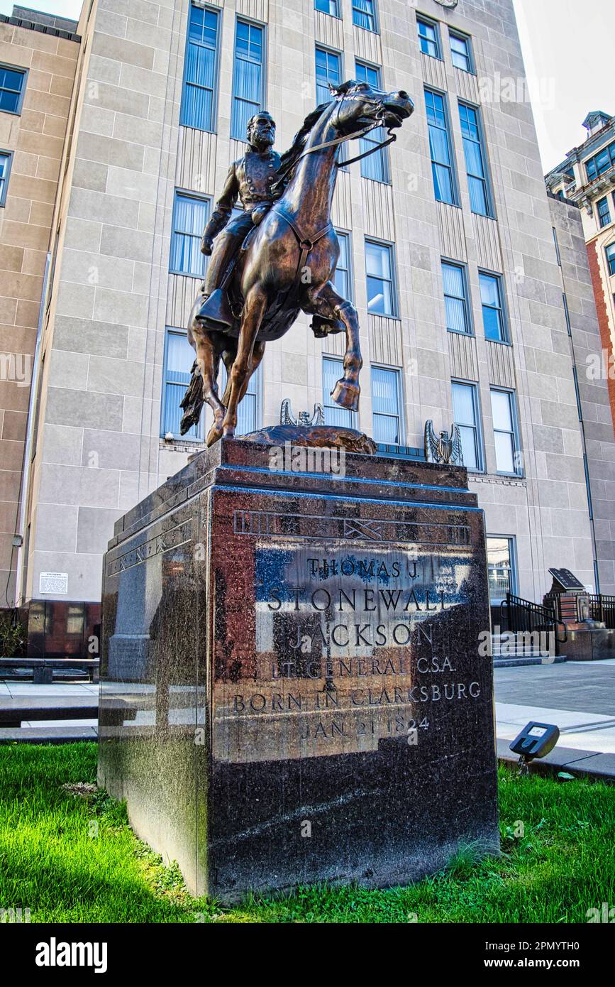 Ein Denkmal für General Thomas „Stonewall“ Jackson vor dem Harrison County Courthouse in Clarksburg, West Virginia Stockfoto
