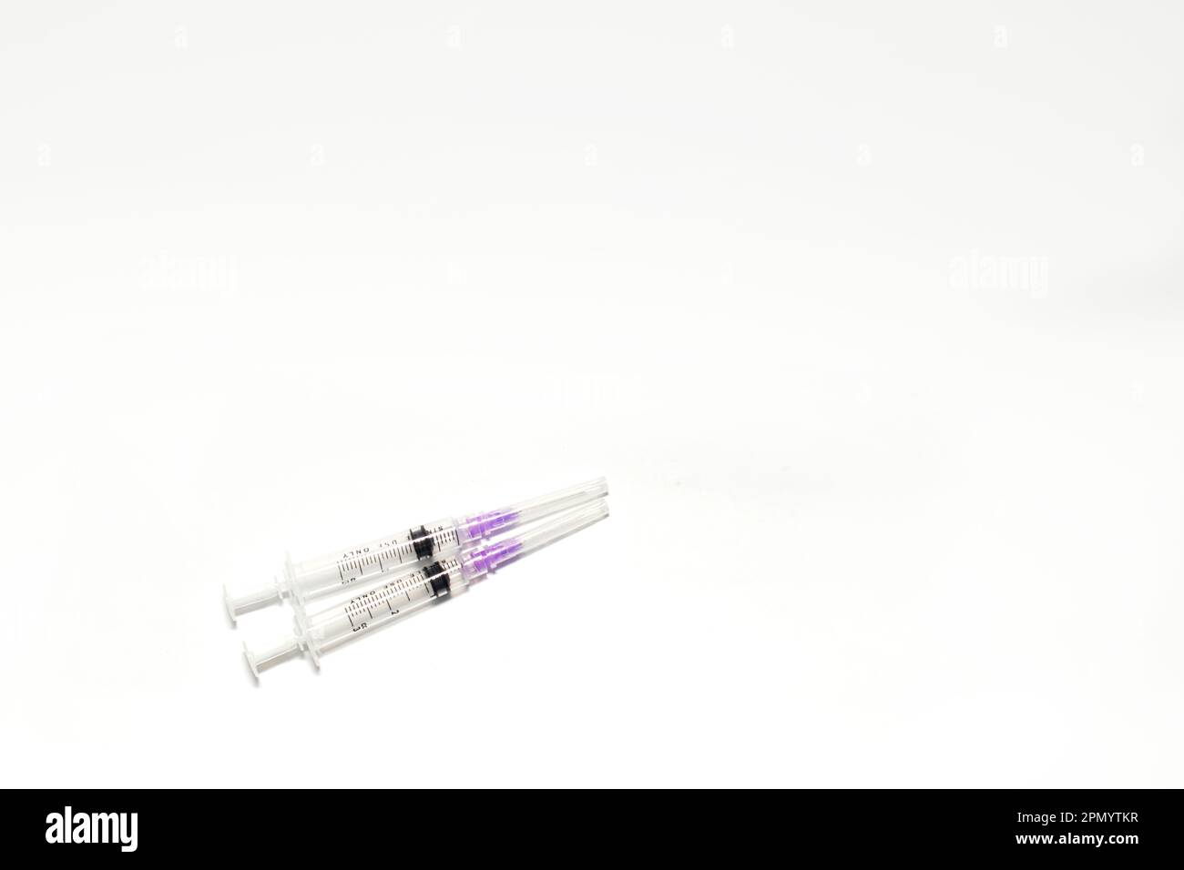 Medizinische Einwegspritze mit Nadel. Geeignet für Impfstoffinjektion Stockfoto