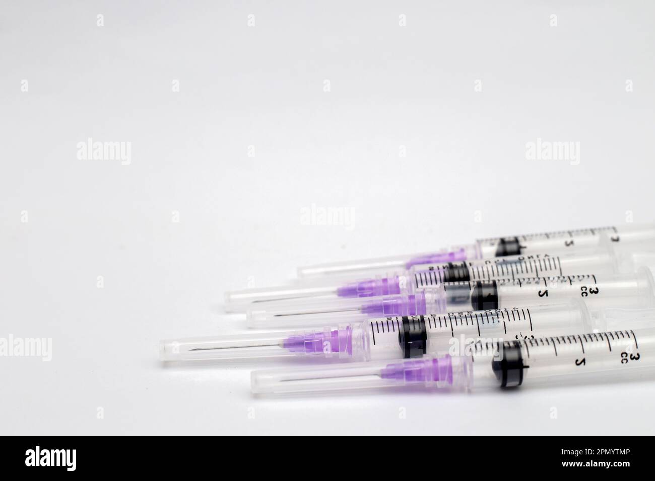 Medizinische Einwegspritze mit Nadel. Geeignet für Impfstoffinjektion Stockfoto