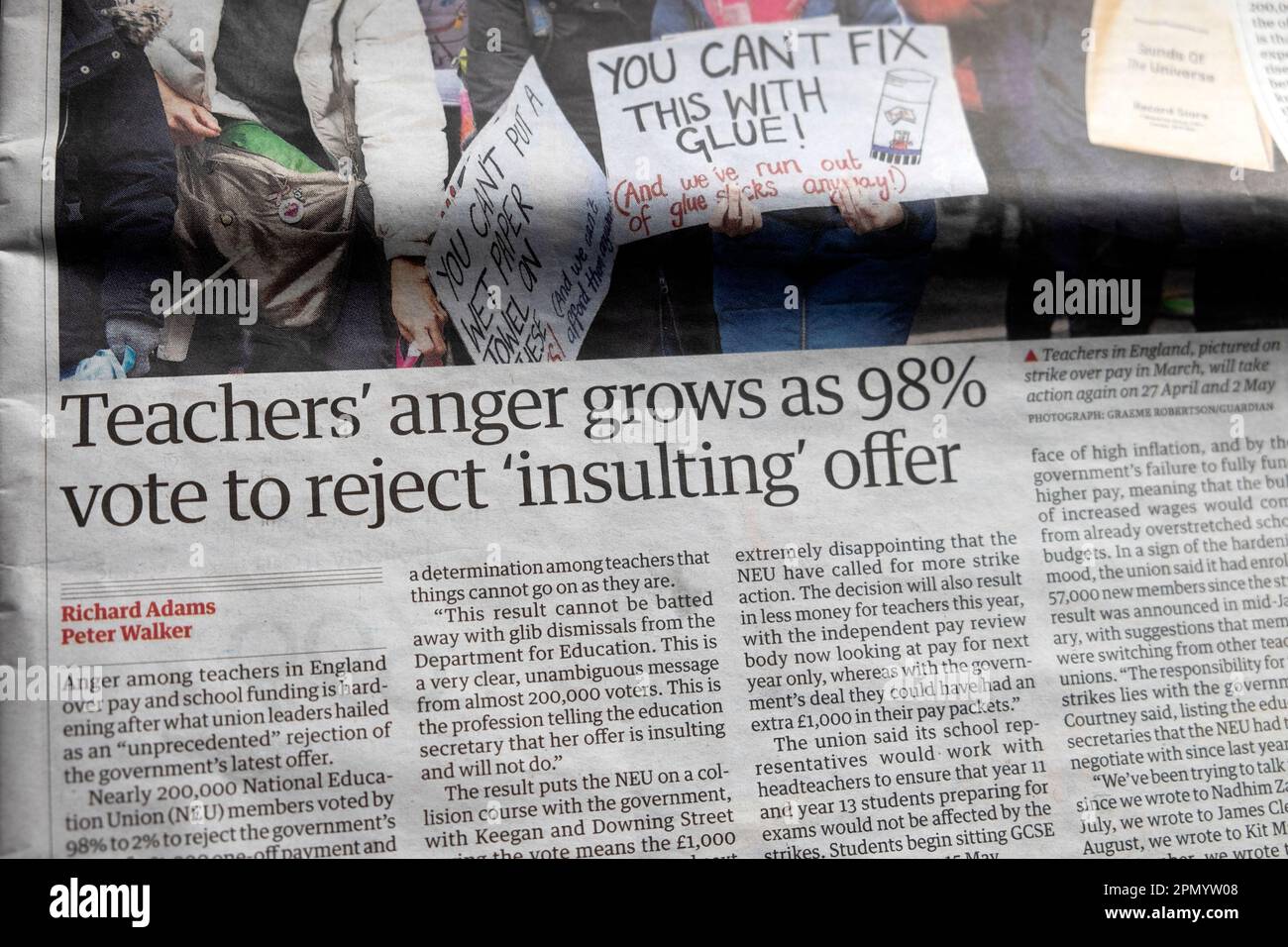 „Lehrer' Wut wächst, wenn 98% stimmen, um 'beleidigendes' Angebot abzulehnen“ Guardian Schlagzeile Bildung Bezahlung Schulfinanzierung Artikel April 2023 England UK Stockfoto