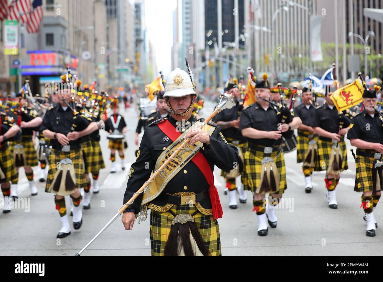 Ein Leiter der Pipes and DrumsBand marschiert am 15. April 2023 bei