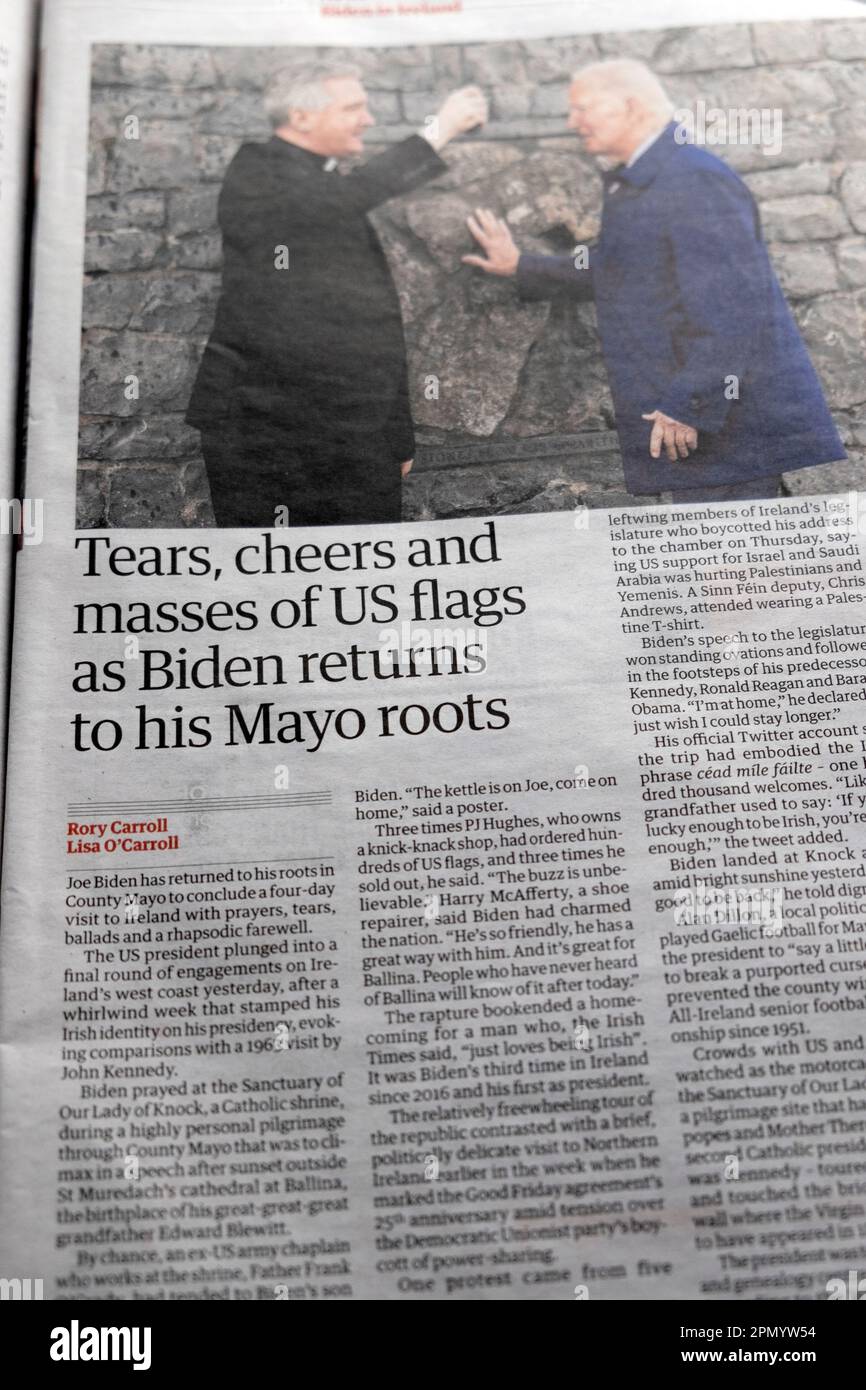 "Tränen, Jubel und Massen von US-Flaggen, während Biden zu seinen Mayo-Wurzeln zurückkehrt" Schlagzeile der Zeitung Guardian Joe Biden Besuch in Irland Artikel 15. April 2023 Stockfoto