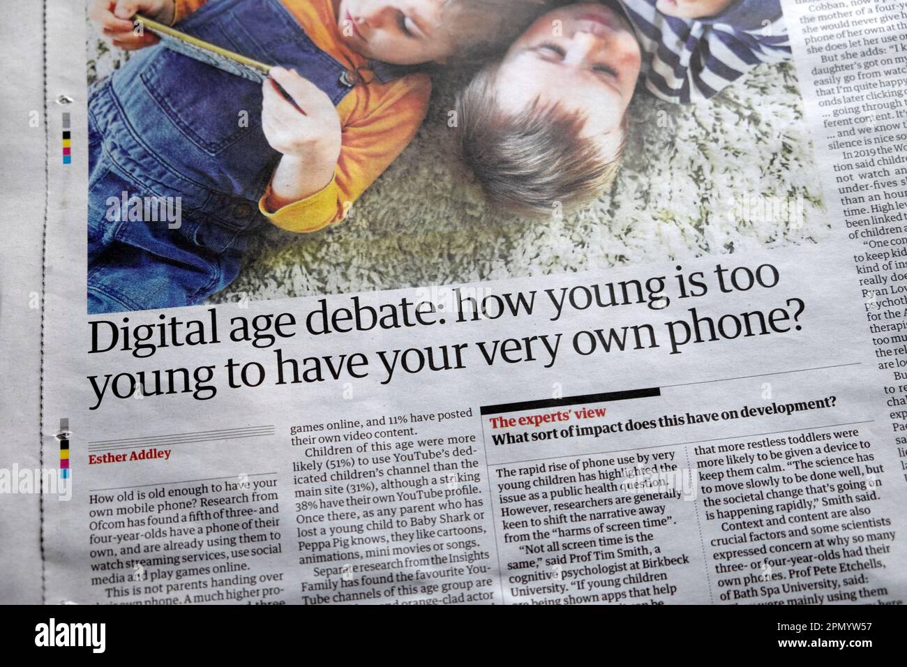 „Debatte über das digitale Zeitalter: Wie jung ist zu jung, um ein eigenes Telefon zu haben?“ Vormund Zeitung Schlagzeile Kinder Handy Artikel 15 April 2023 UK Stockfoto