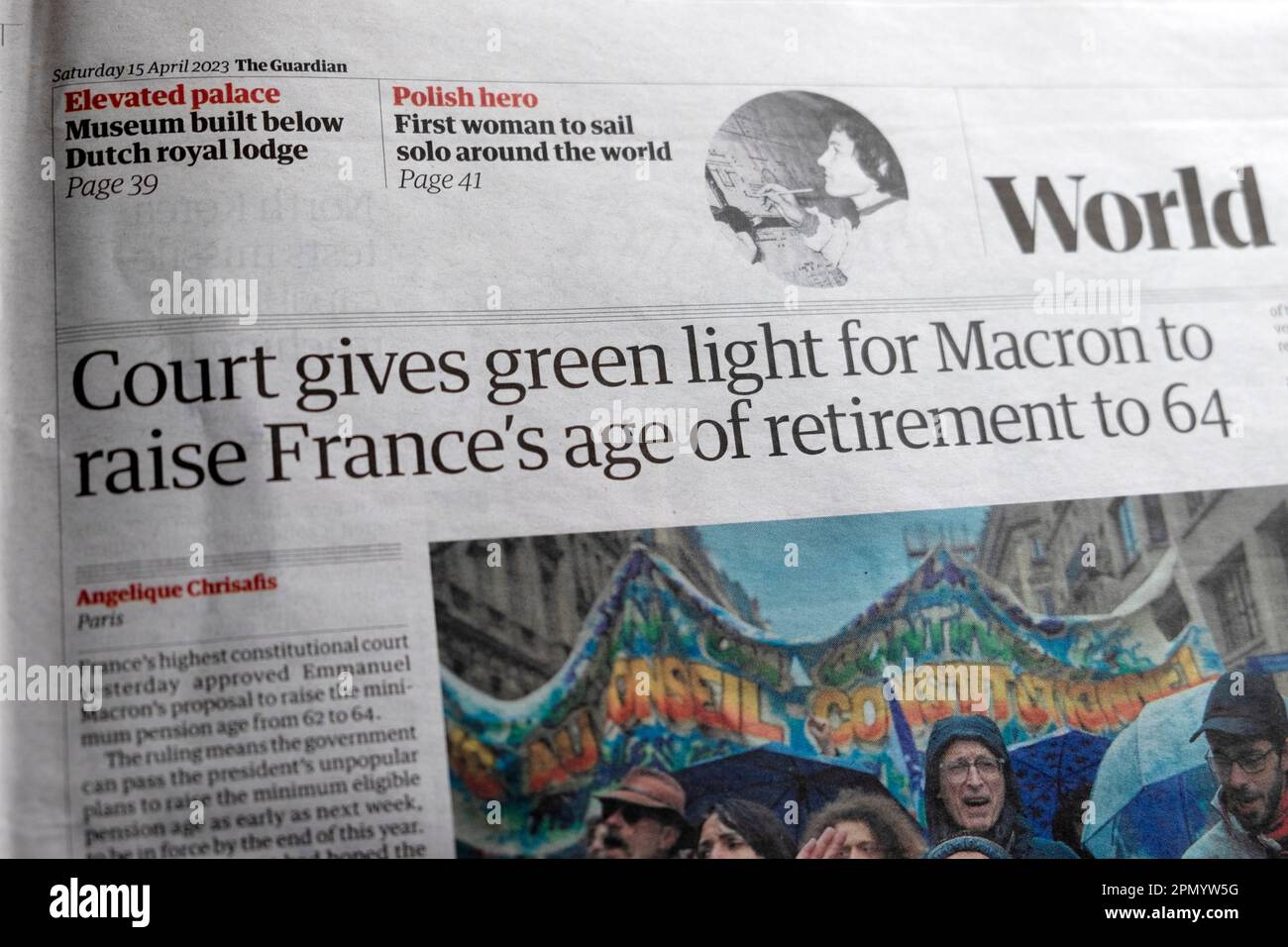 „Court gibt grünes Licht für Macron, Frankreichs Rentenalter auf 64 Jahre zu erhöhen“, Schlagzeile der Zeitung Guardian, 15. April 2023, London UK Stockfoto