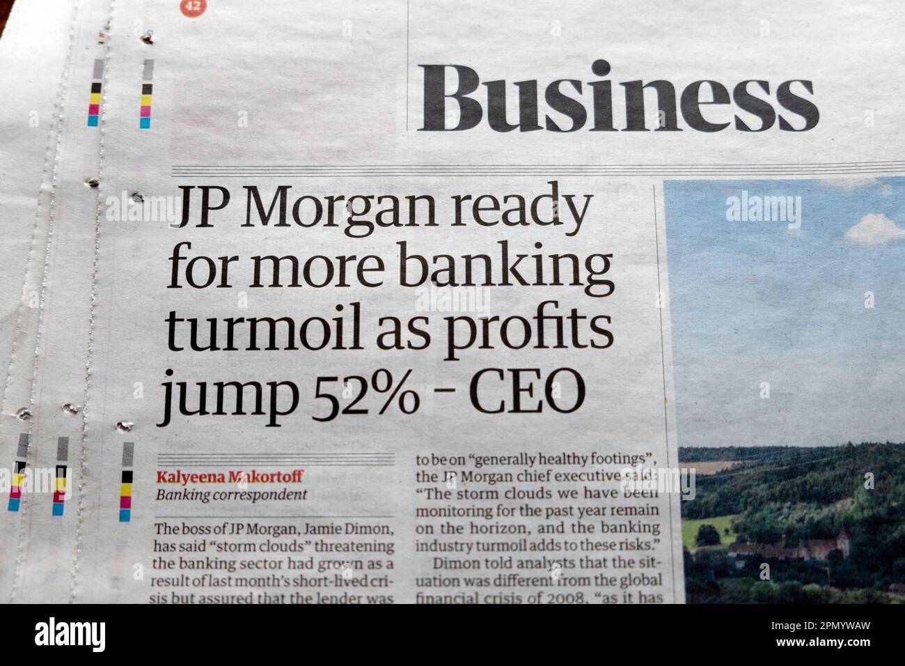 „JPMorgan ist bereit für weitere Turbulenzen im Bankwesen, da die Gewinne um 52 % steigen – CEO Guardian News Headline Business Article 15 April 2023 London UK Stockfoto