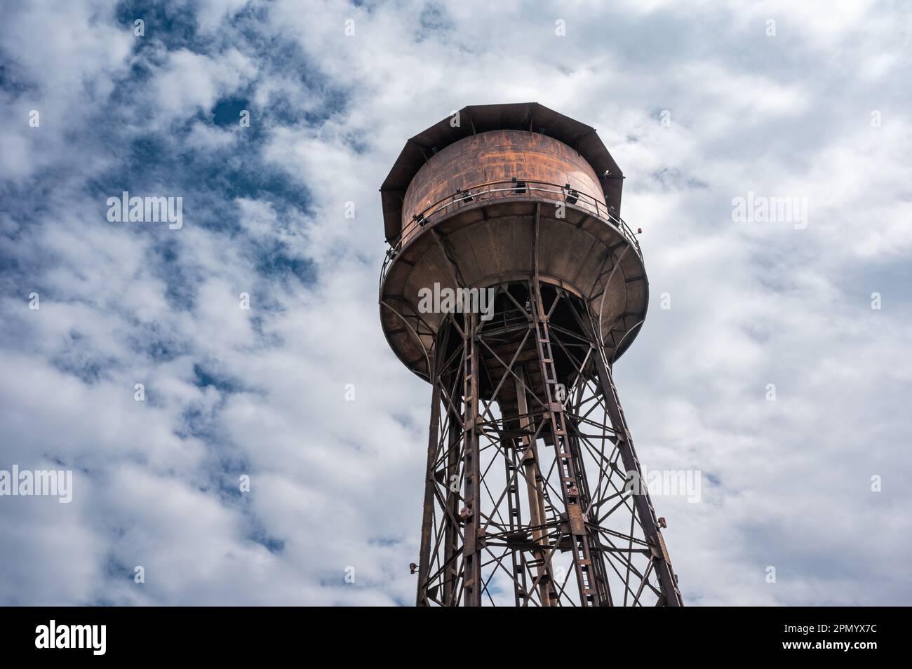 Limassol, Zypern - 23. März 2023 - Alter rostiger Metallwasserturm vor blauem Himmel Stockfoto