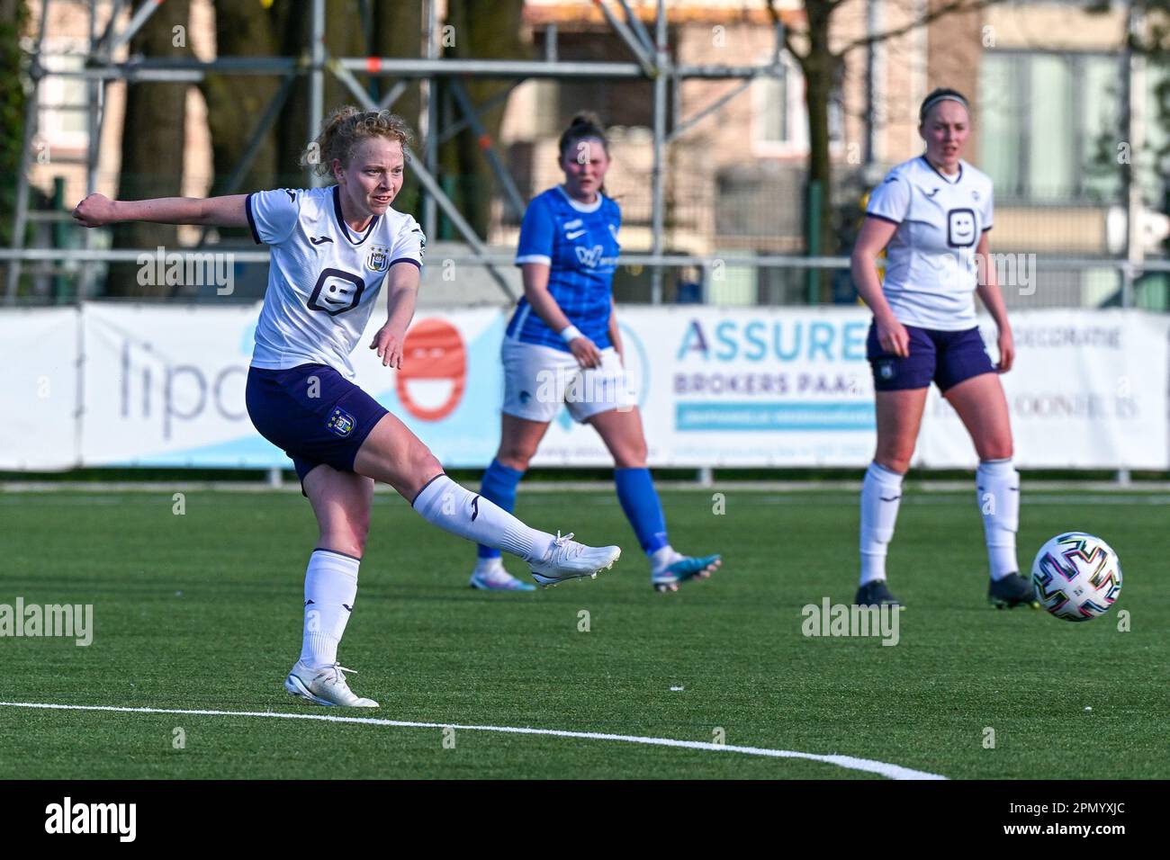 Charlotte Tison (20) von Anderlecht, dargestellt während eines Fußballspiels zwischen Racing Genk Ladies und RSC Anderlecht am fünften Spieltag in Play-off 1 der Saison 2022 - 2023 der belgischen Lotto Womens Super League am Samstag, den 15. April 2023 in Genk , Belgien . FOTO SPORTPIX | Stijn Audooren Kredit: Sportpix/Alamy Live News Stockfoto