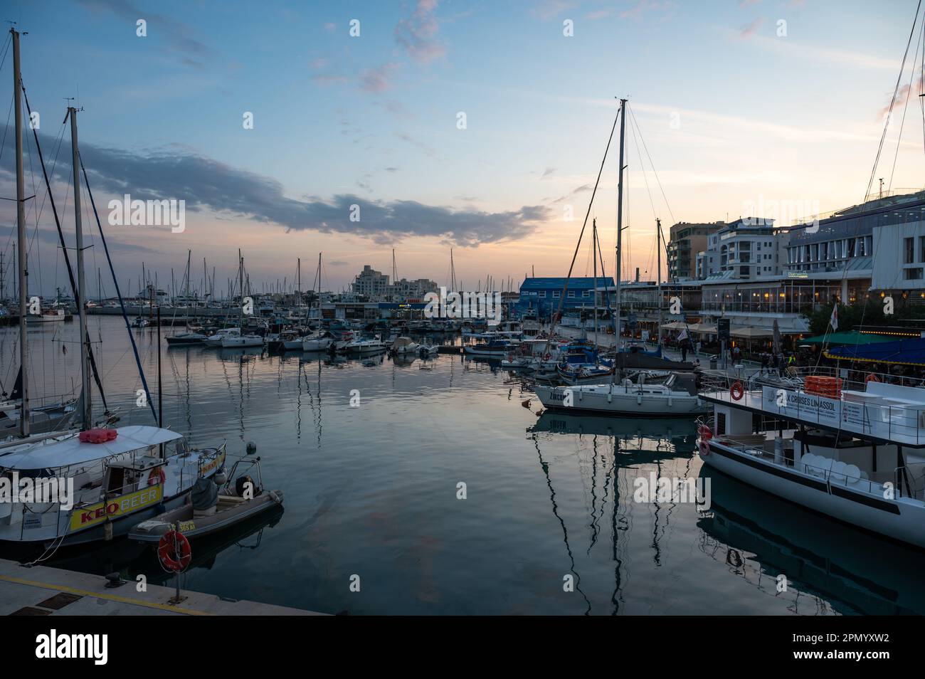 Limassol, Zypern - 23. März 2023 - reflektierende Schiffe im alten Hafen bei Sonnenuntergang Stockfoto