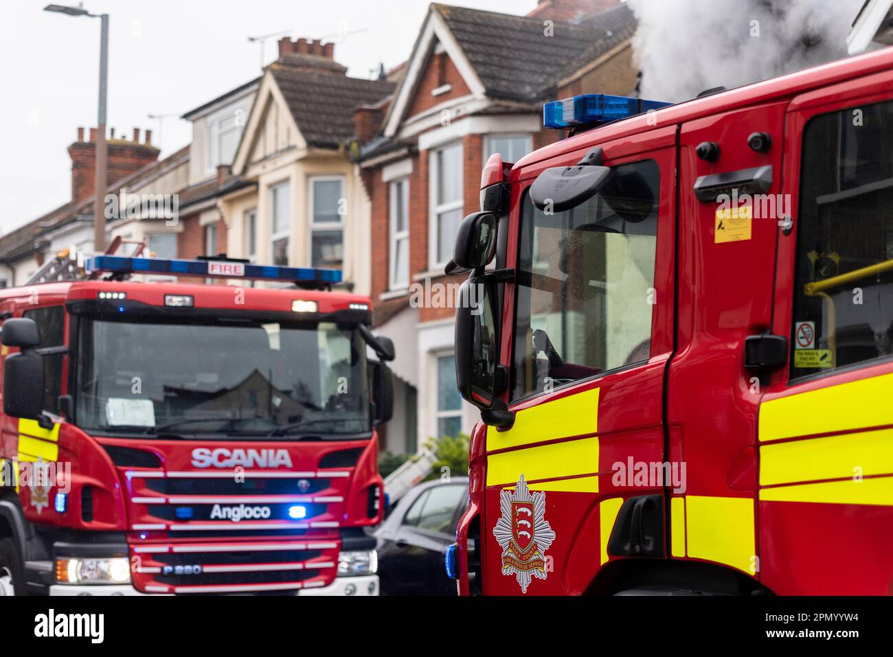 Essex County Fire & Rescue Service bei einem Hausbrand in Westcliff on Sea, Essex, Großbritannien. Feuerwehrwagen vor Ort, mit Rauch vom Grundstück Stockfoto