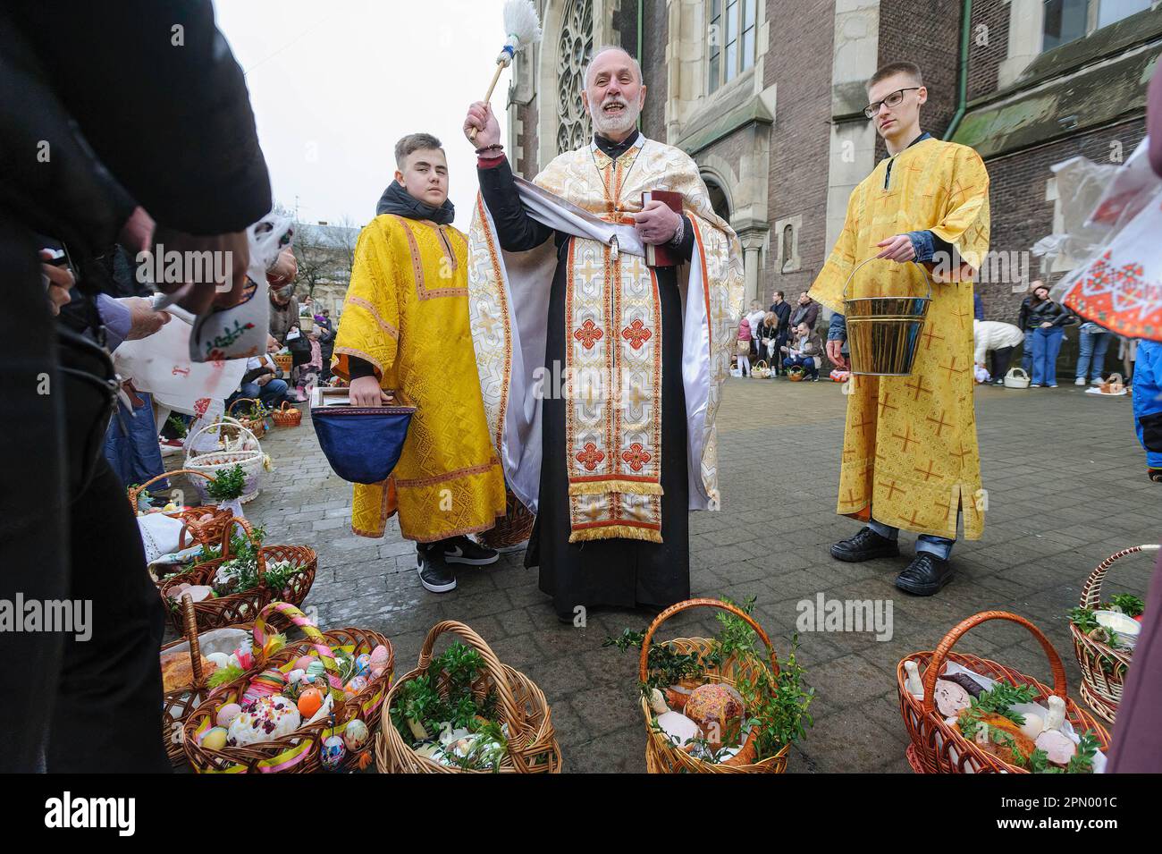 Lemberg, Ukraine. 15. April 2023. Ein ukrainischer Priester segnet die Gläubigen an der Kirche St. Olha und Elizabeth, der katholischen Kirche, während sie Ostern feiern, um die Auferstehung Jesu Christi von den Toten und die Grundlage des christlichen Glaubens zu feiern. Kredit: SOPA Images Limited/Alamy Live News Stockfoto