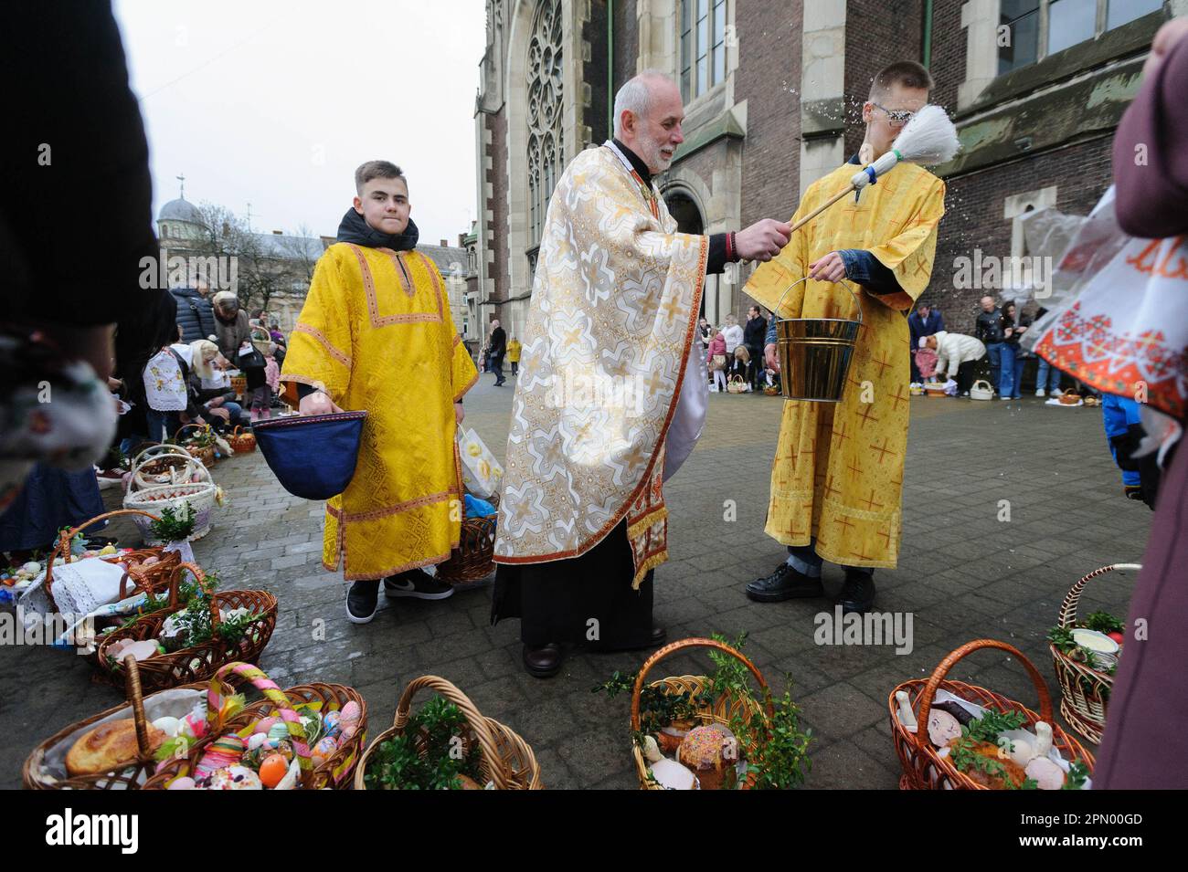 Lemberg, Ukraine. 15. April 2023. Ein ukrainischer Priester segnet die Gläubigen an der Kirche St. Olha und Elizabeth, der katholischen Kirche, während sie Ostern feiern, um die Auferstehung Jesu Christi von den Toten und die Grundlage des christlichen Glaubens zu feiern. (Foto: Mykola Tys/SOPA Images/Sipa USA) Guthaben: SIPA USA/Alamy Live News Stockfoto