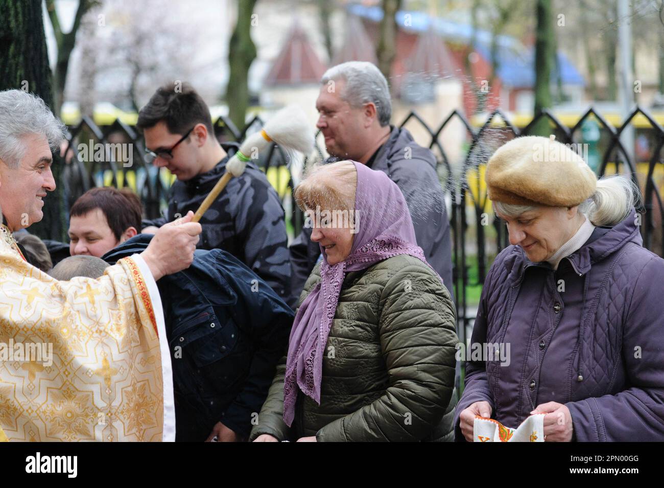 Lemberg, Ukraine. 15. April 2023. Ein ukrainischer Priester segnet die Gläubigen an der Kirche St. Olha und Elizabeth, der katholischen Kirche, während sie Ostern feiern, um die Auferstehung Jesu Christi von den Toten und die Grundlage des christlichen Glaubens zu feiern. (Foto: Mykola Tys/SOPA Images/Sipa USA) Guthaben: SIPA USA/Alamy Live News Stockfoto
