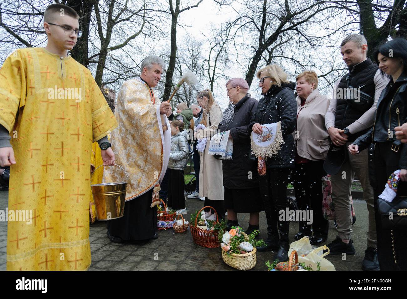 Lemberg, Ukraine. 15. April 2023. Ein ukrainischer Priester segnet die Gläubigen an der Kirche St. Olha und Elizabeth, der katholischen Kirche, während sie Ostern feiern, um die Auferstehung Jesu Christi von den Toten und die Grundlage des christlichen Glaubens zu feiern. (Foto: Mykola Tys/SOPA Images/Sipa USA) Guthaben: SIPA USA/Alamy Live News Stockfoto