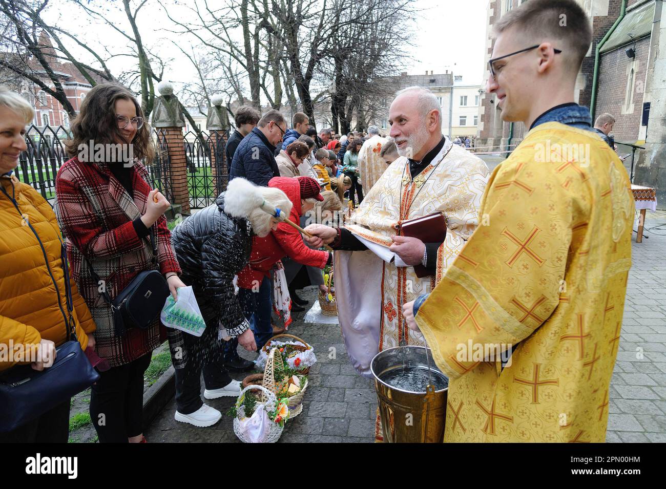 Lemberg, Ukraine. 15. April 2023. Ein ukrainischer Priester segnet die Gläubigen an der Kirche St. Olha und Elizabeth, der katholischen Kirche, während sie Ostern feiern, um die Auferstehung Jesu Christi von den Toten und die Grundlage des christlichen Glaubens zu feiern. (Foto: Mykola Tys/SOPA Images/Sipa USA) Guthaben: SIPA USA/Alamy Live News Stockfoto