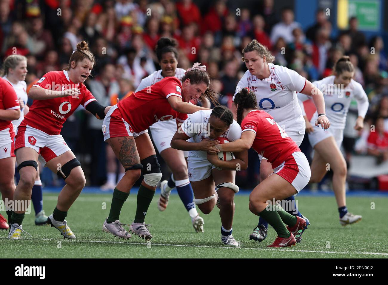 Cardiff, Großbritannien. 15. April 2023. Sadia Kabeya aus England (c) wird gestoppt. TikTok Women's Six Nations 2023 Championship, Wales Women gegen England Women im Cardiff Arms Park in Cardiff, South Wales, am Samstag, den 15. April 2023. Bild von Andrew Orchard/Andrew Orchard Sportfotografie/Alamy Live News Kredit: Andrew Orchard Sportfotografie/Alamy Live News Stockfoto