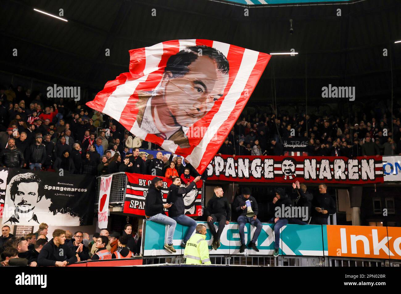 15-04-2023: Sport: Sparta gegen Heerenveen ROTTERDAM, NIEDERLANDE - APRIL 15: Fans von Sparta mit Banner während des Spiels Eredivisie Sparta Rotterdam und Stockfoto