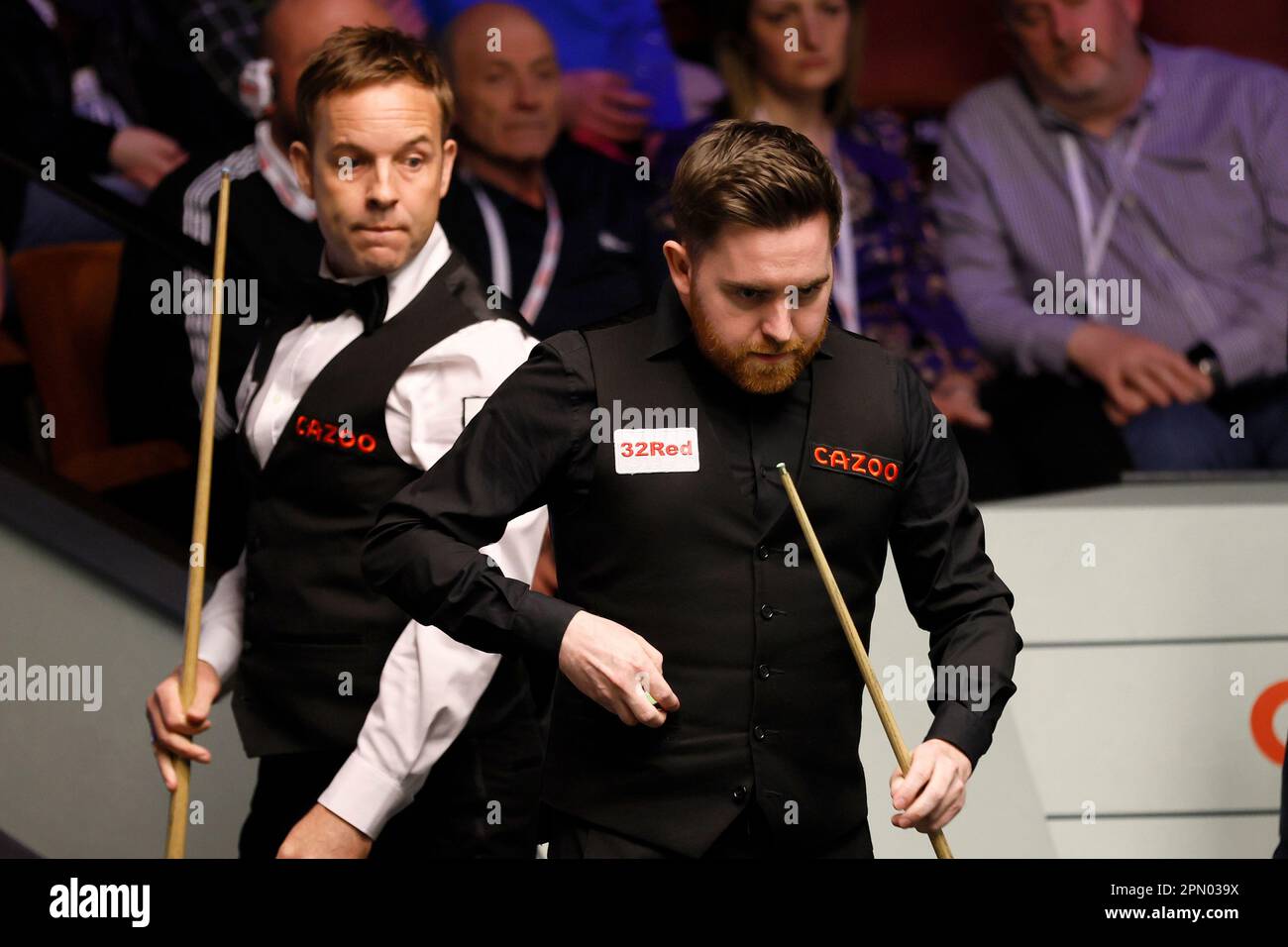 Ali Carter und Jak Jones am ersten Tag der Cazoo Snooker
