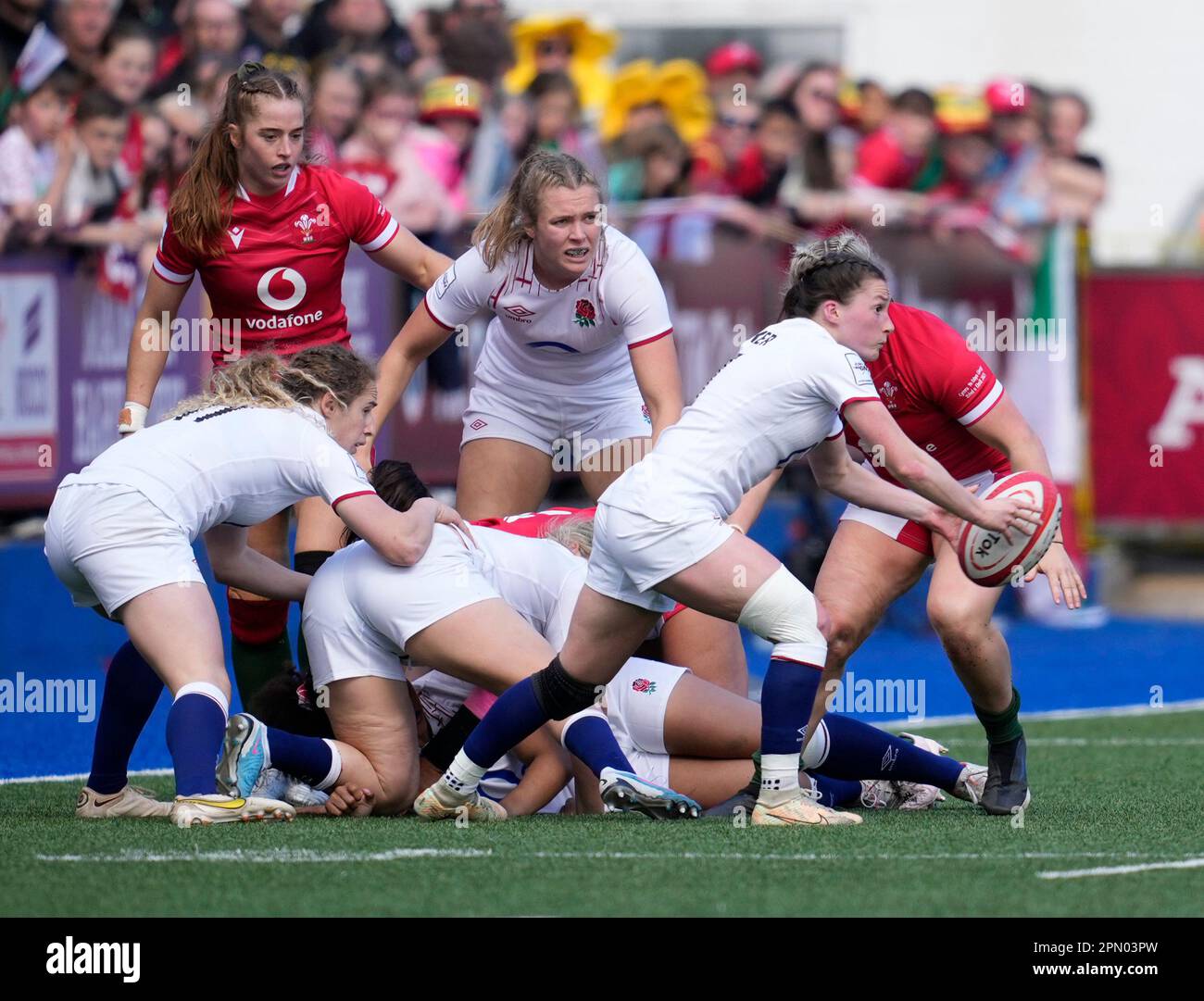 Cardiff, UK, 15. April 2023 Lucy Packer (England) gewinnt Ball während des Tik Tok Womens Six Nations Rugby Wales gegen England im Cardiff Arms Park Cardiff Großbritannien am 15 2023. April Graham Glendinning / Alamy Live News Endstand: 3 - 59 Stockfoto