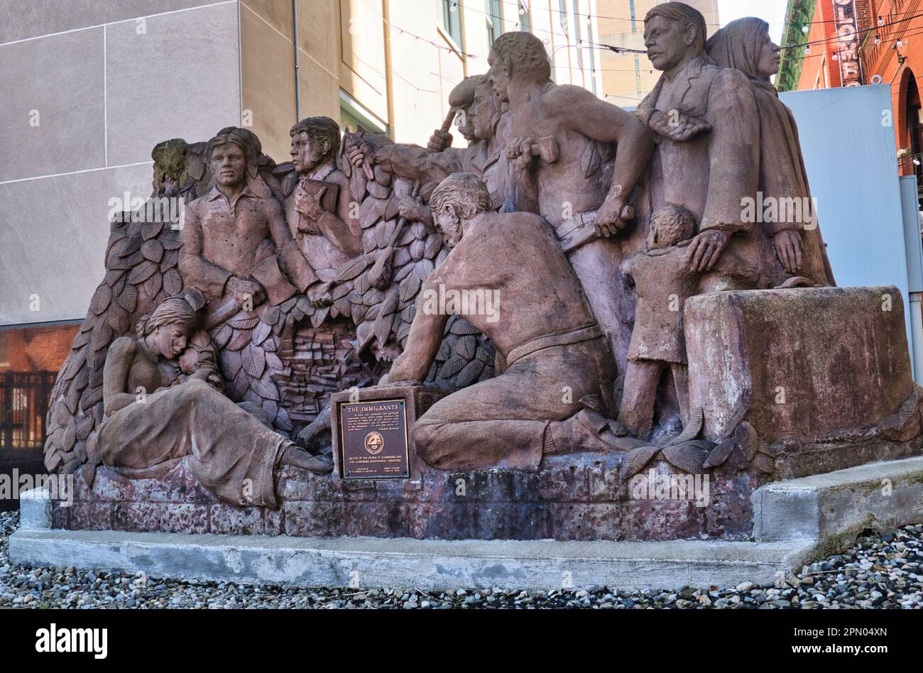Die Einwandererstatue, die die vielfältige Zusammensetzung der Bevölkerung in und um Clarksburg darstellt, wurde auf dem Courthouse plaza eine Statue errichtet. Stockfoto