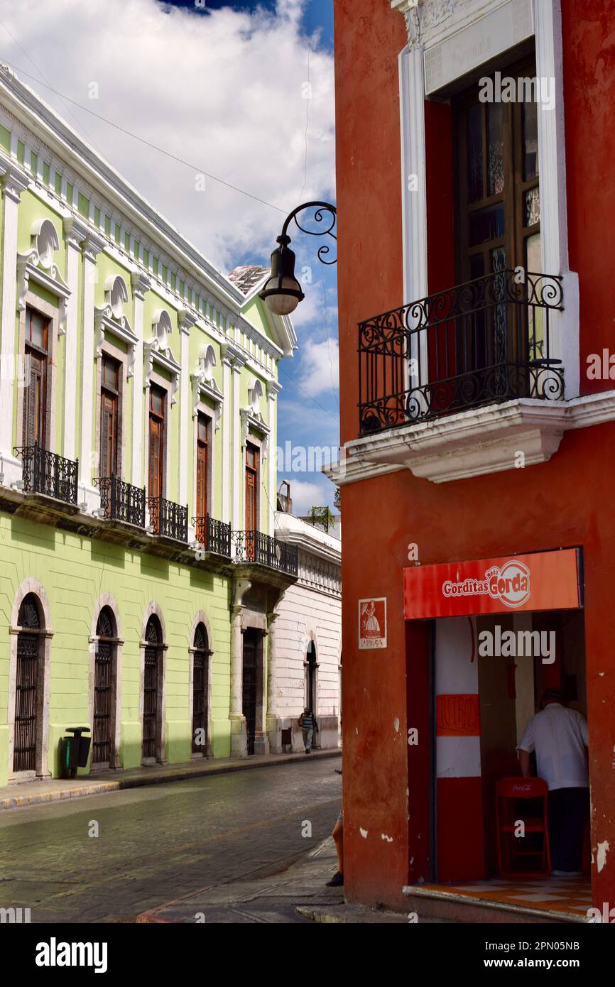 Die Seite des Kolonialpalacio de Gobierno del Estado de Yucatan (grün) im historischen Zentrum von Merida, Yucatan, Mexiko. Stockfoto