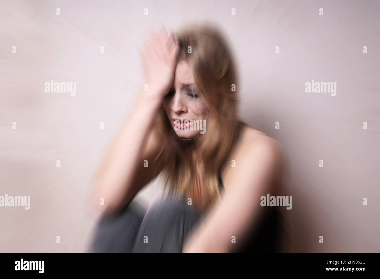 Traurige junge Frau mit tränenbeflecktem Gesicht, die weint. Depressionskonzept. Mit Zoomeffekt Stockfoto
