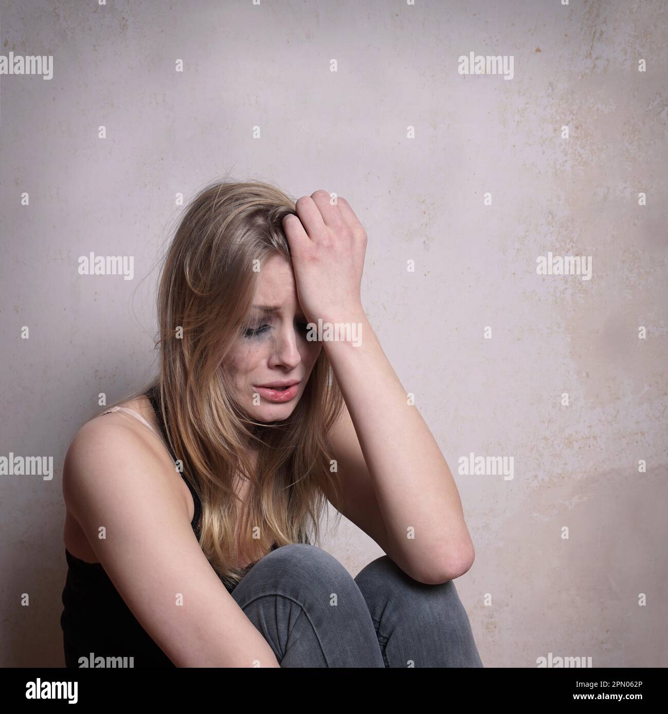 Traurig, deprimiert junge Frau Reiß- Flecken vom Weinen Stockfoto