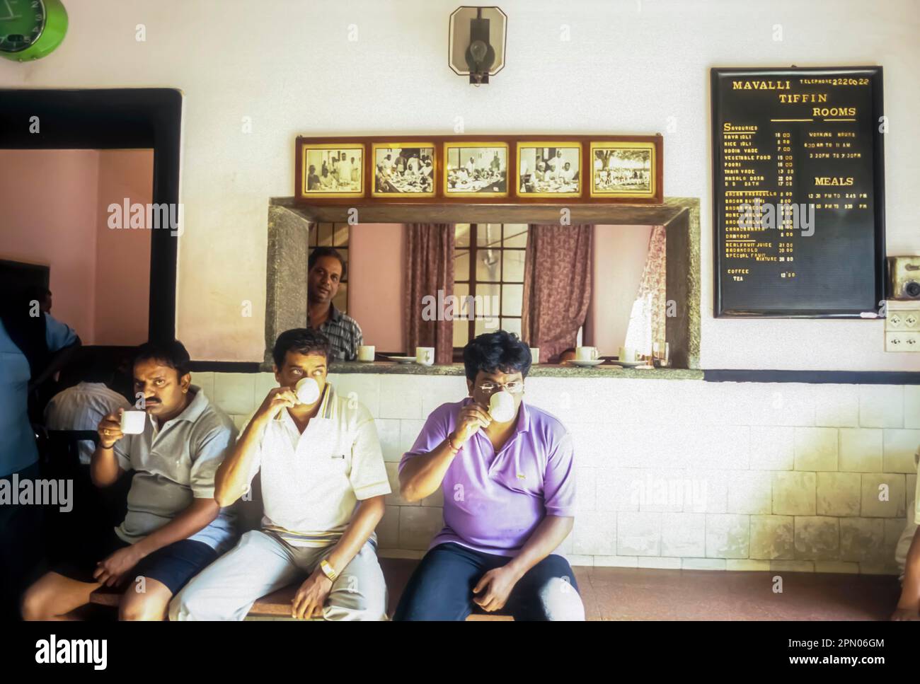 Menschen, die Kaffee trinken in den berühmten Mavalli Tiffin Rooms in Bengaluru Bangalore, Karnataka, Südindien, Indien, Asien Stockfoto