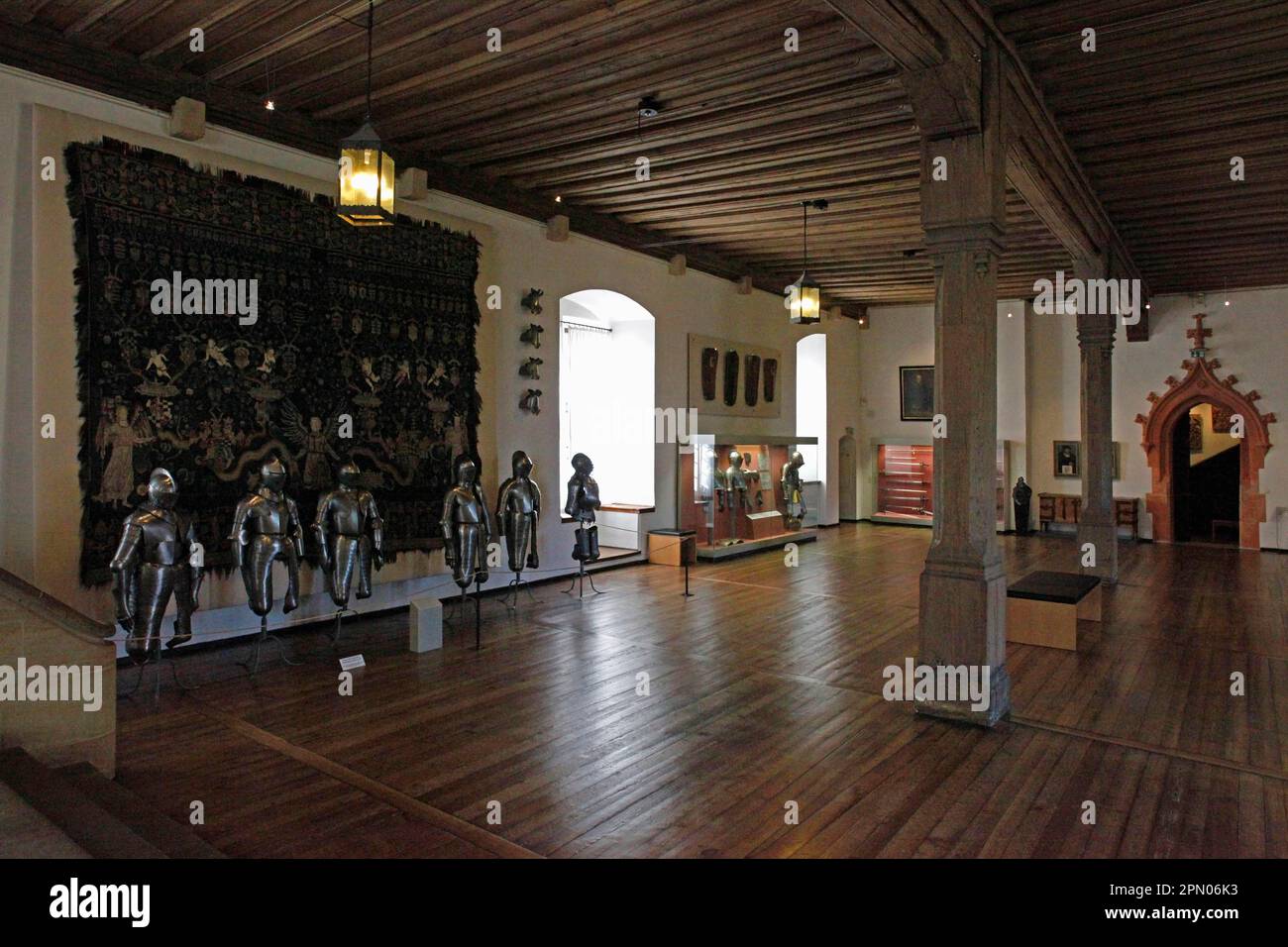 Großer Gerichtssaal im Fuerstenbau, Veste Coburg, Ausstellung von Courtly Weapons für Turniere und militärische Zwecke, Coburg, Oberfranken Stockfoto