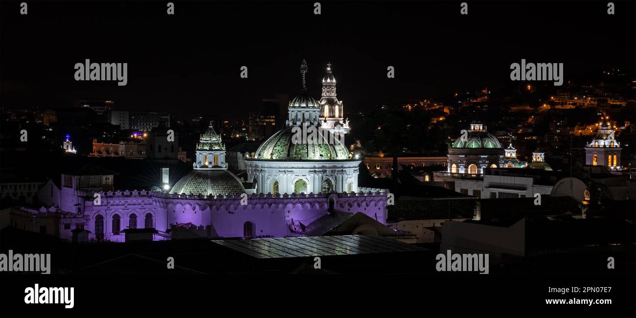 Stadtzentrum von Quito bei Nacht mit beleuchteter Kirche Compania de Jesus, Quito, Ecuador. Stockfoto