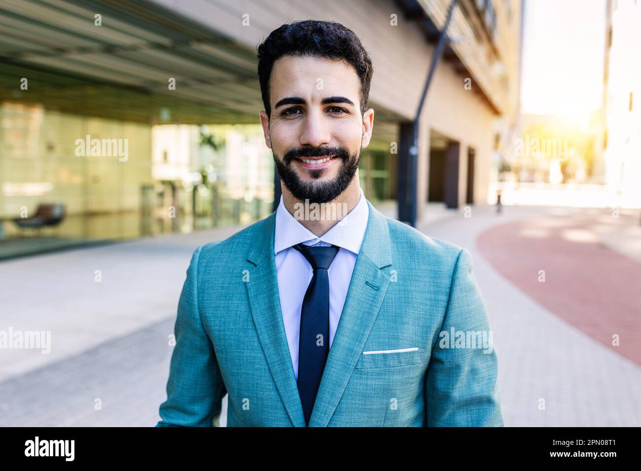 Porträt eines gutaussehenden Geschäftsmannes, der vor dem Bürogebäude steht Stockfoto