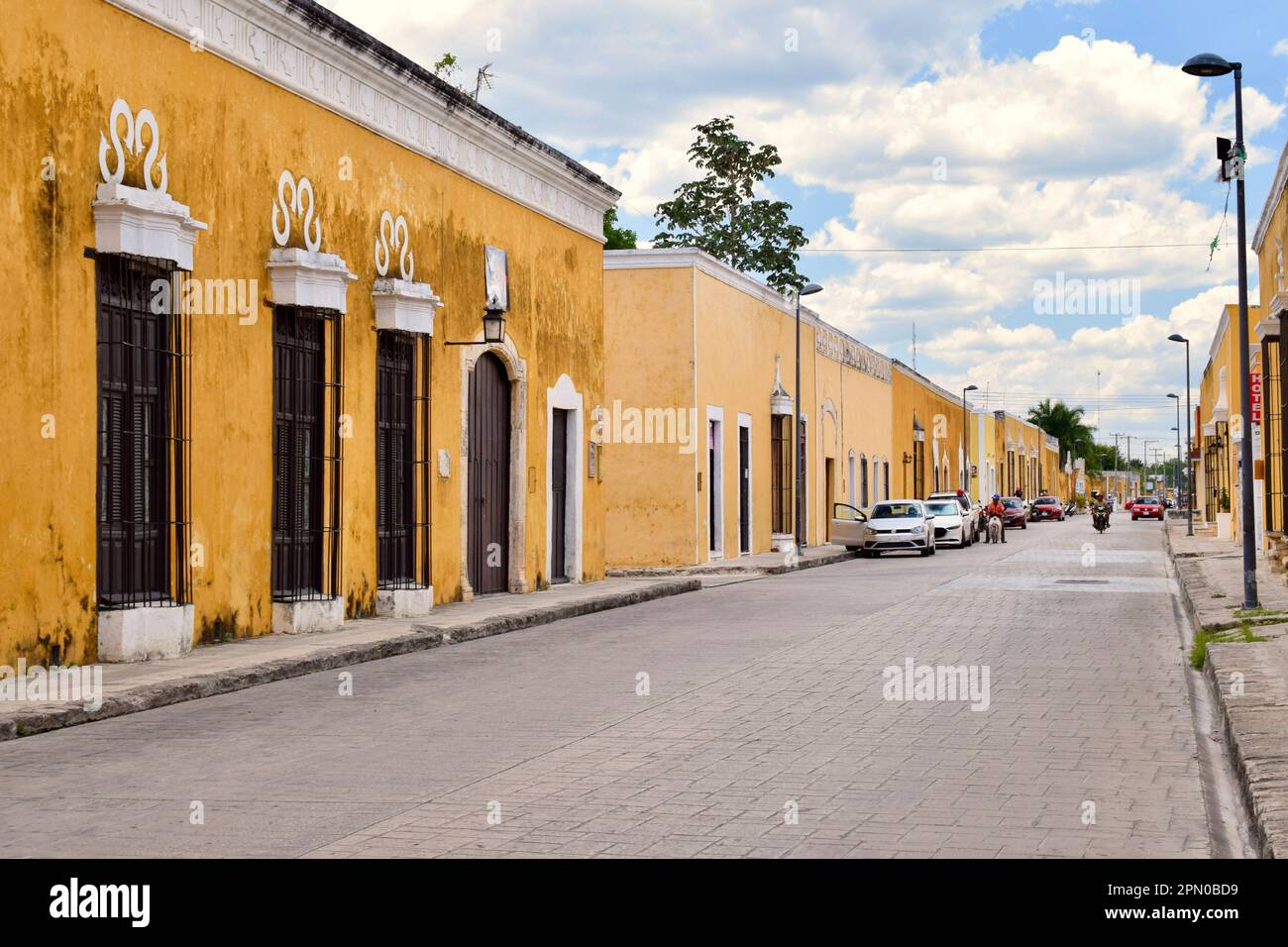 Eine Straße in der gelben Stadt Izamal, Yucatan, Mexiko. Stockfoto