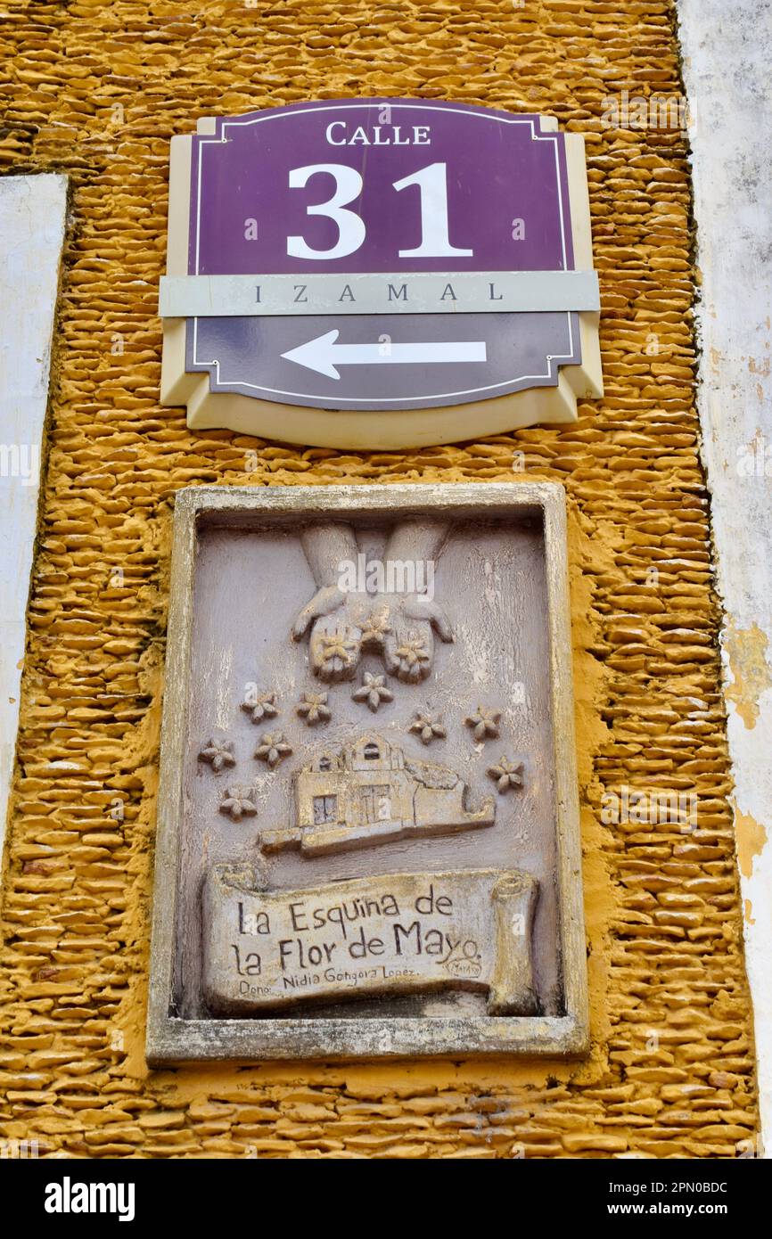 31. Street in Izamal, Yucatan, Mexiko mit einer Plakette mit der Aufschrift „La esquina de la Flor de Mayo“ (Ecke der Blume des Monats Mai). Stockfoto