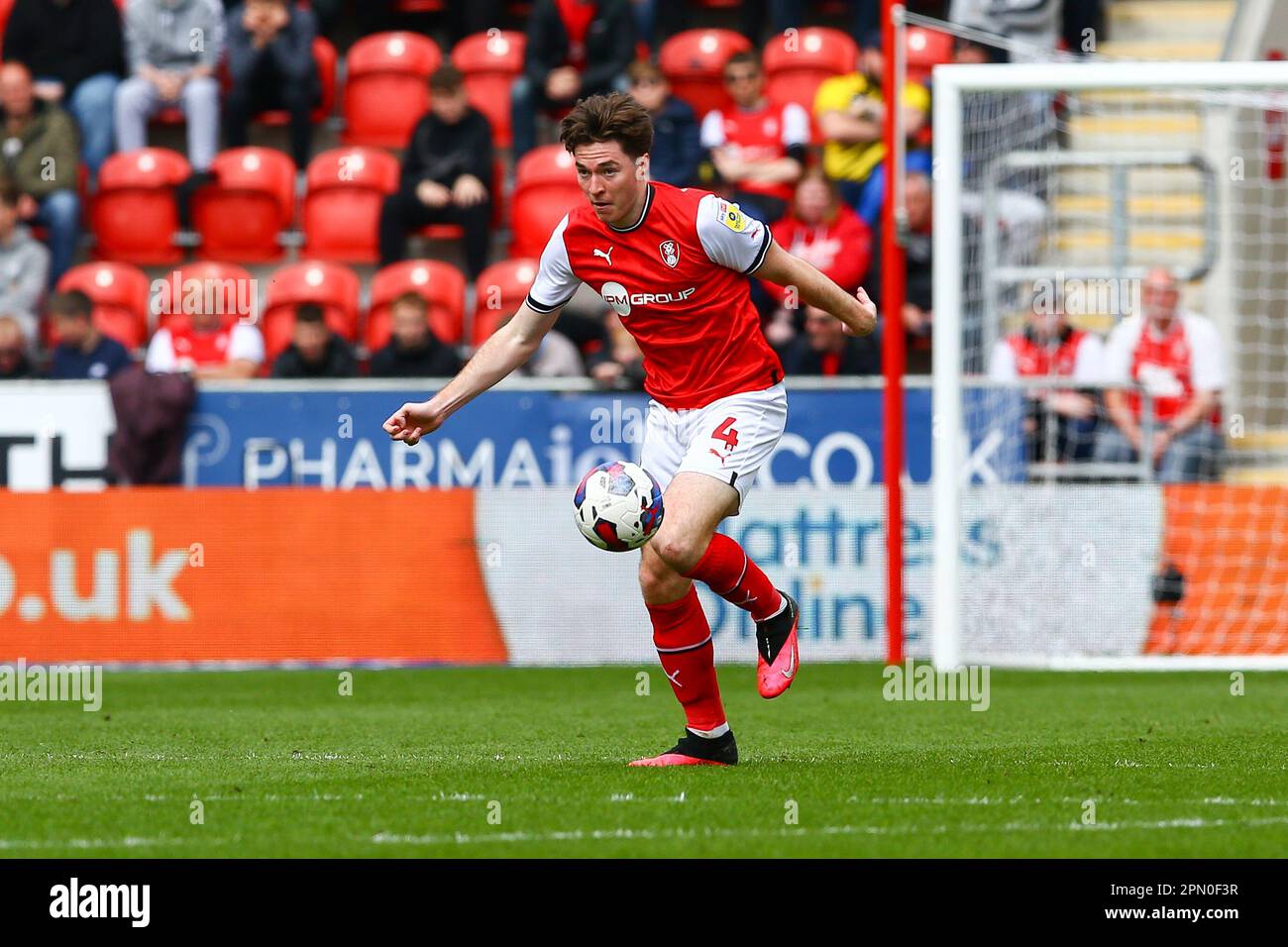 AESSEAL New York Stadium, Rotherham, England - 15. April 2023 Conor Coventry (4) of Rotherham United - während des Spiels Rotherham United gegen Luton Town, Sky Bet Championship, 2022/23, AESSEAL New York Stadium, Rotherham, England - 15. April 2023 Guthaben: Arthur Haigh/WhiteRosePhotos/Alamy Live News Stockfoto