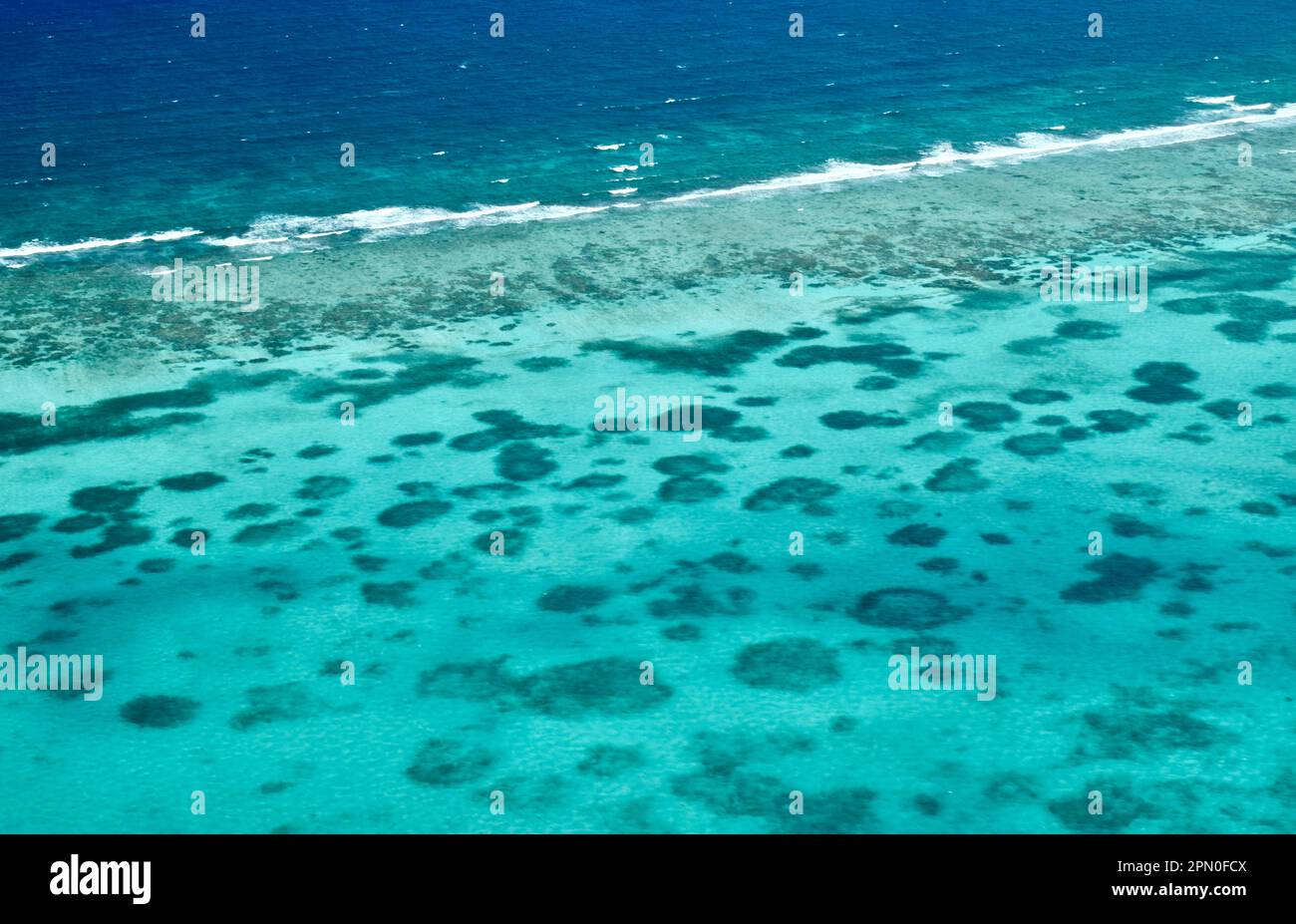 Das mesoamerikanische Barrier Reef System, von einem Flugzeug aus gesehen, in Belize, Mittelamerika/Karibik. Stockfoto