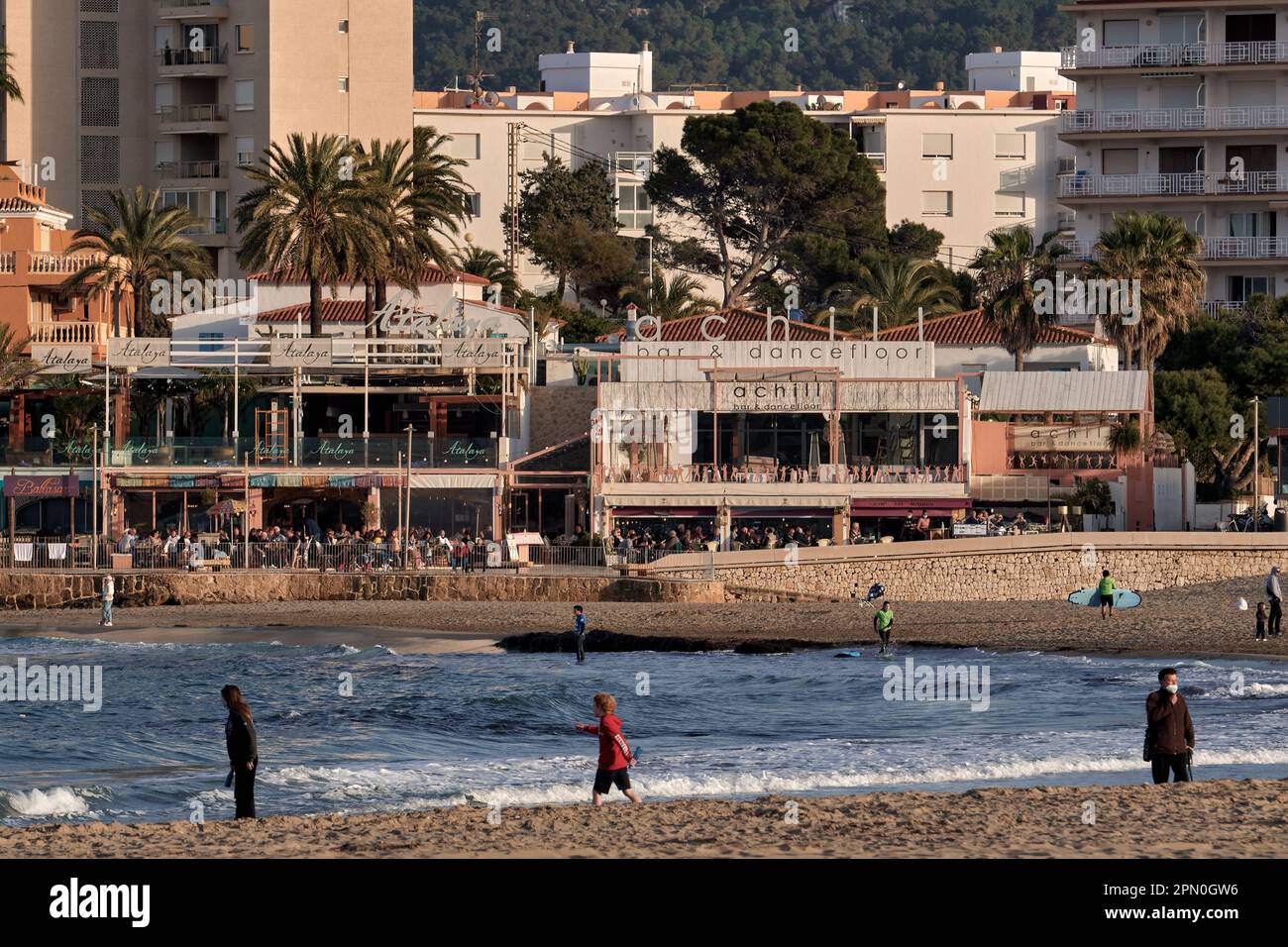 Platja de l'Arenal (Arenal Beach (La Ampolla) in der Fangar Bay). Der geschwungene Strand und die Promenade mit Geschäften, Cafés und Restaurants, Xabia, Javea Stockfoto